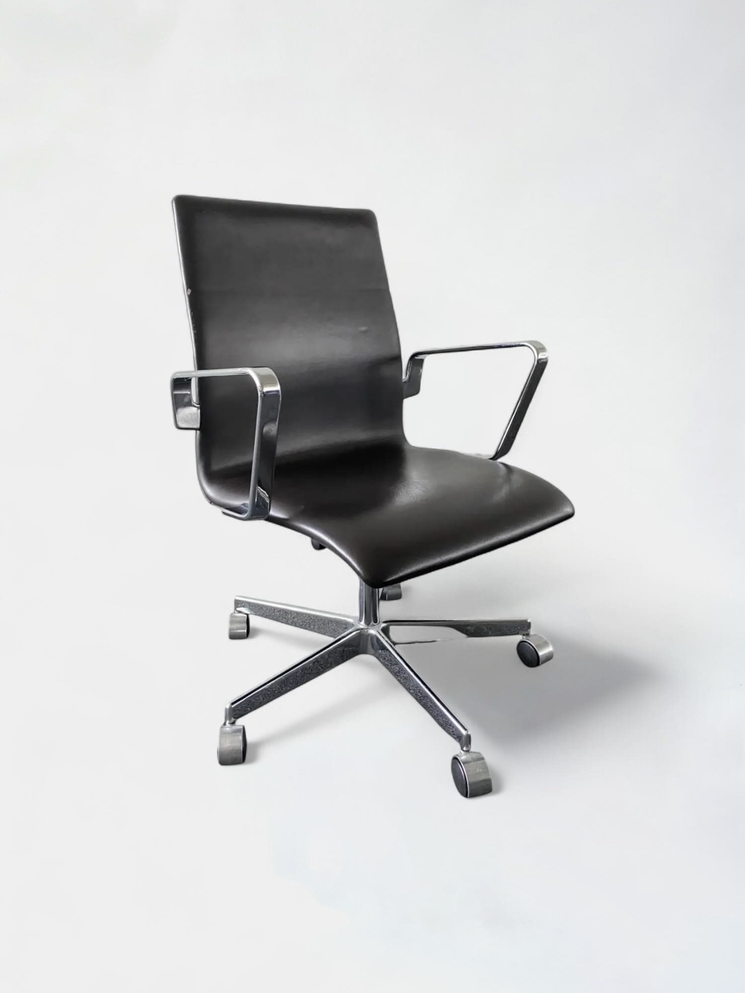 Fritz Hansen donkerbruin lederen bureaustoel met chromen accenten en verrijdbaar onderstel-0