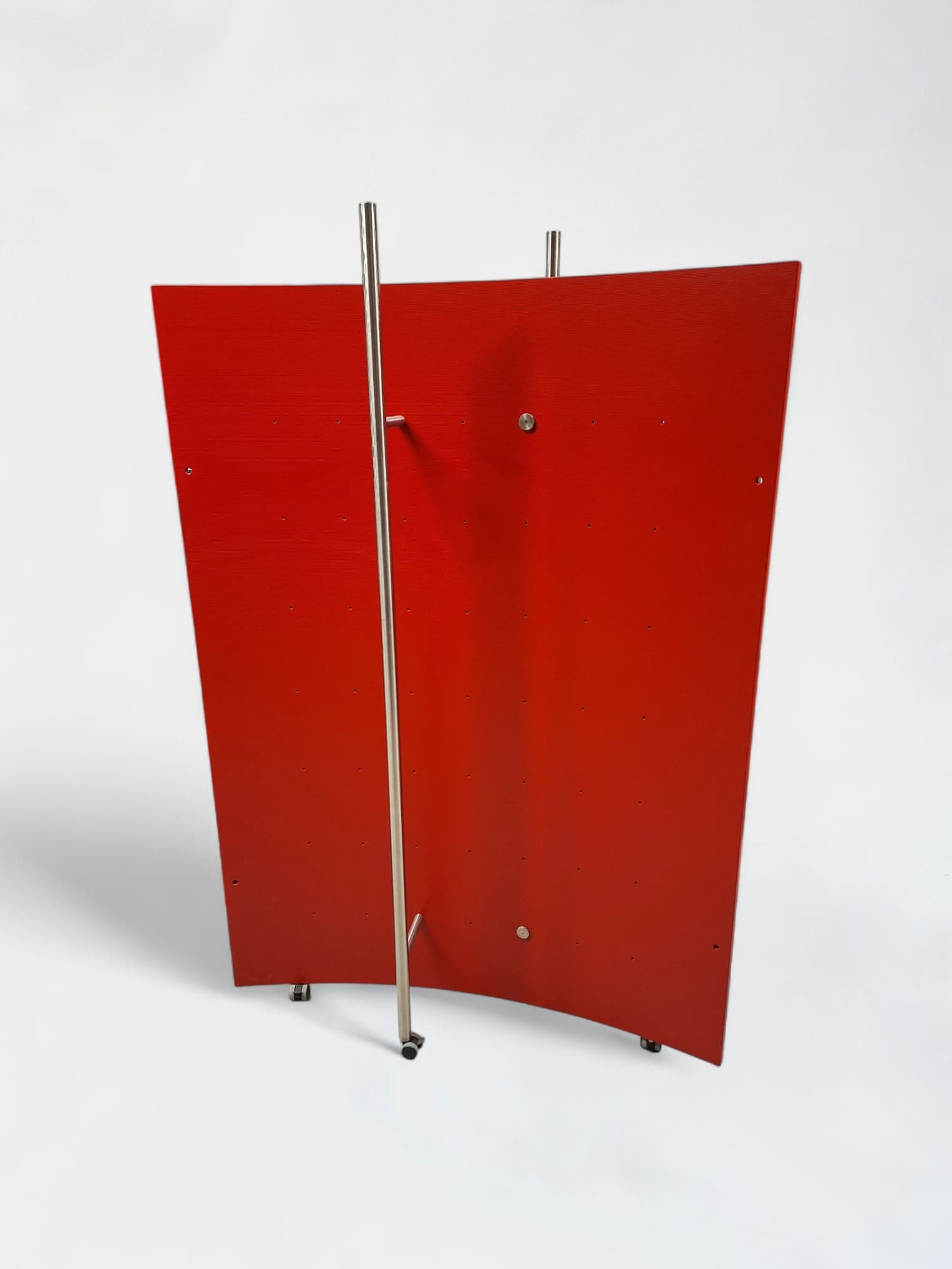 Paravent rouge sur roulettes