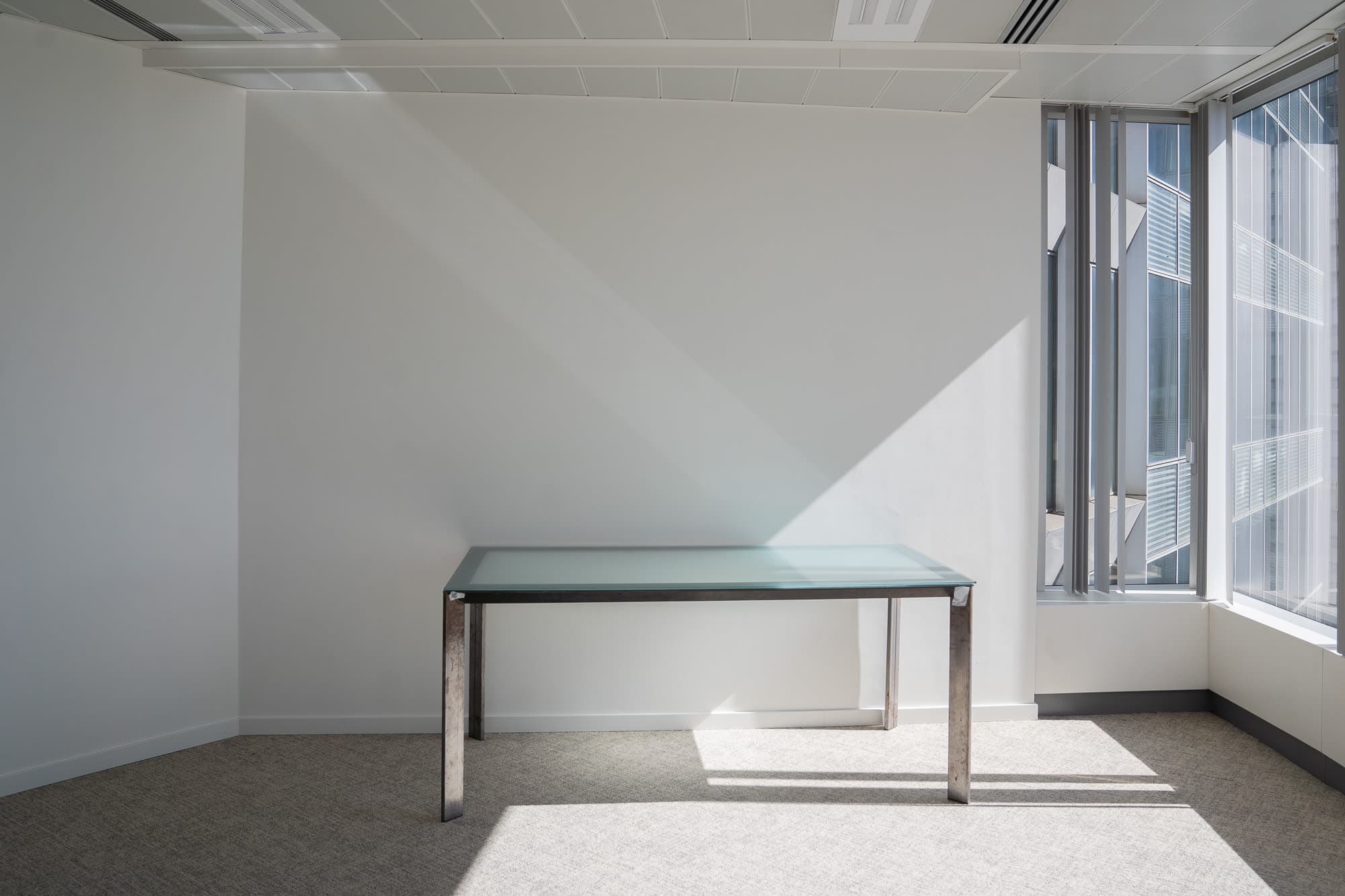 ODILE DECQ Bureau en verre avec pieds en métal-0