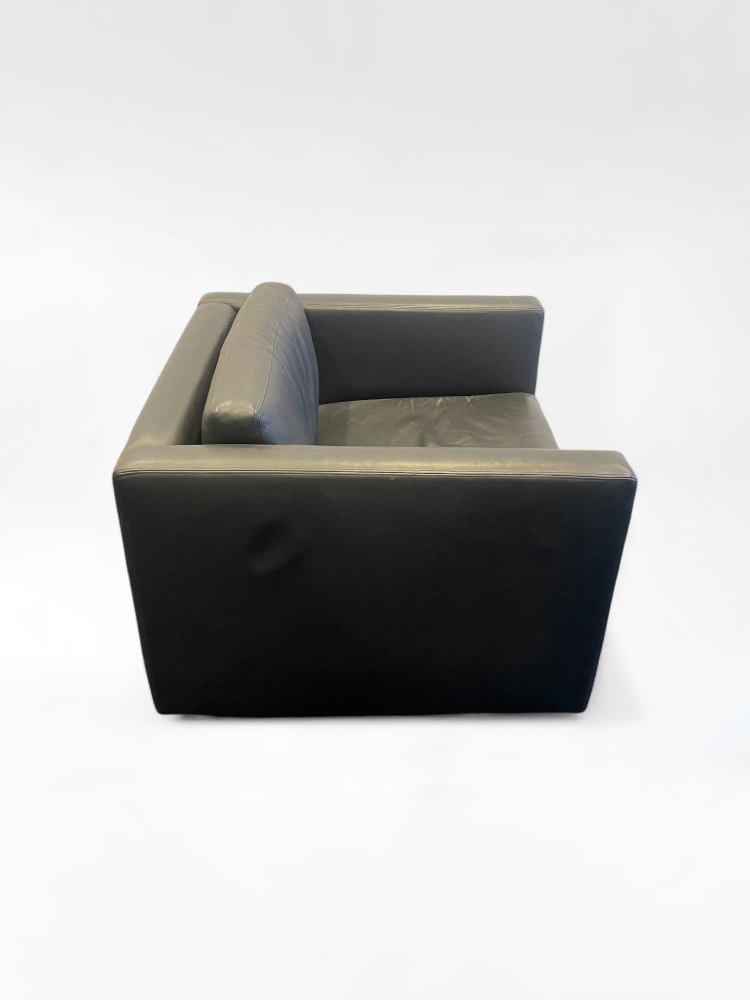 Fauteuil van zwart leer met eigentijds vierkant ontwerp-1