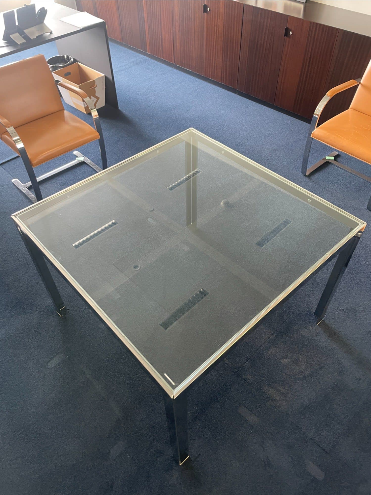 Monica Armani glazen vierkante tafel met metalen poten-1