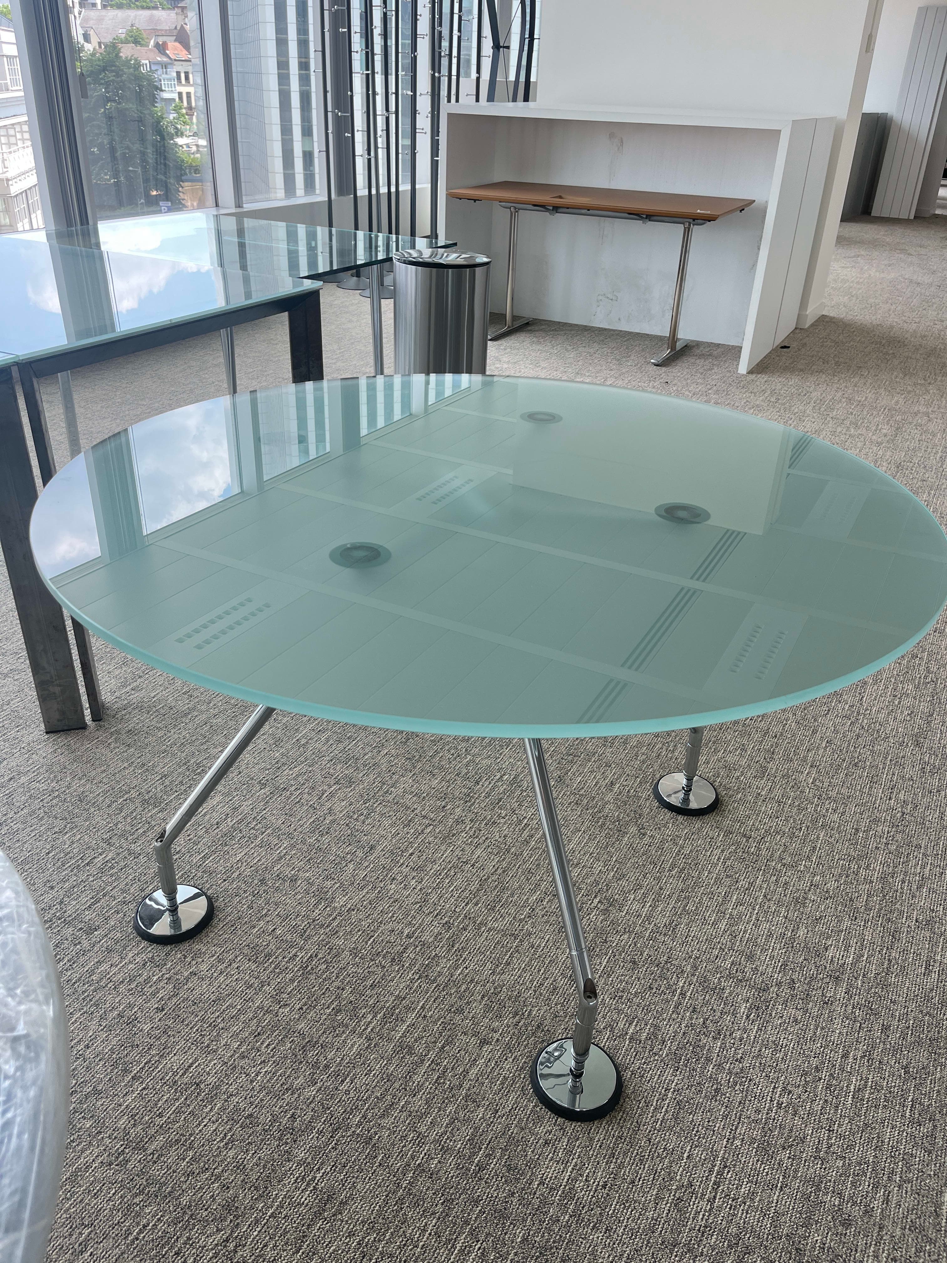 Vitra NORMAN FOSTER 1935 'Nomos' Table pour Tecno 1986 - verre opaque-2