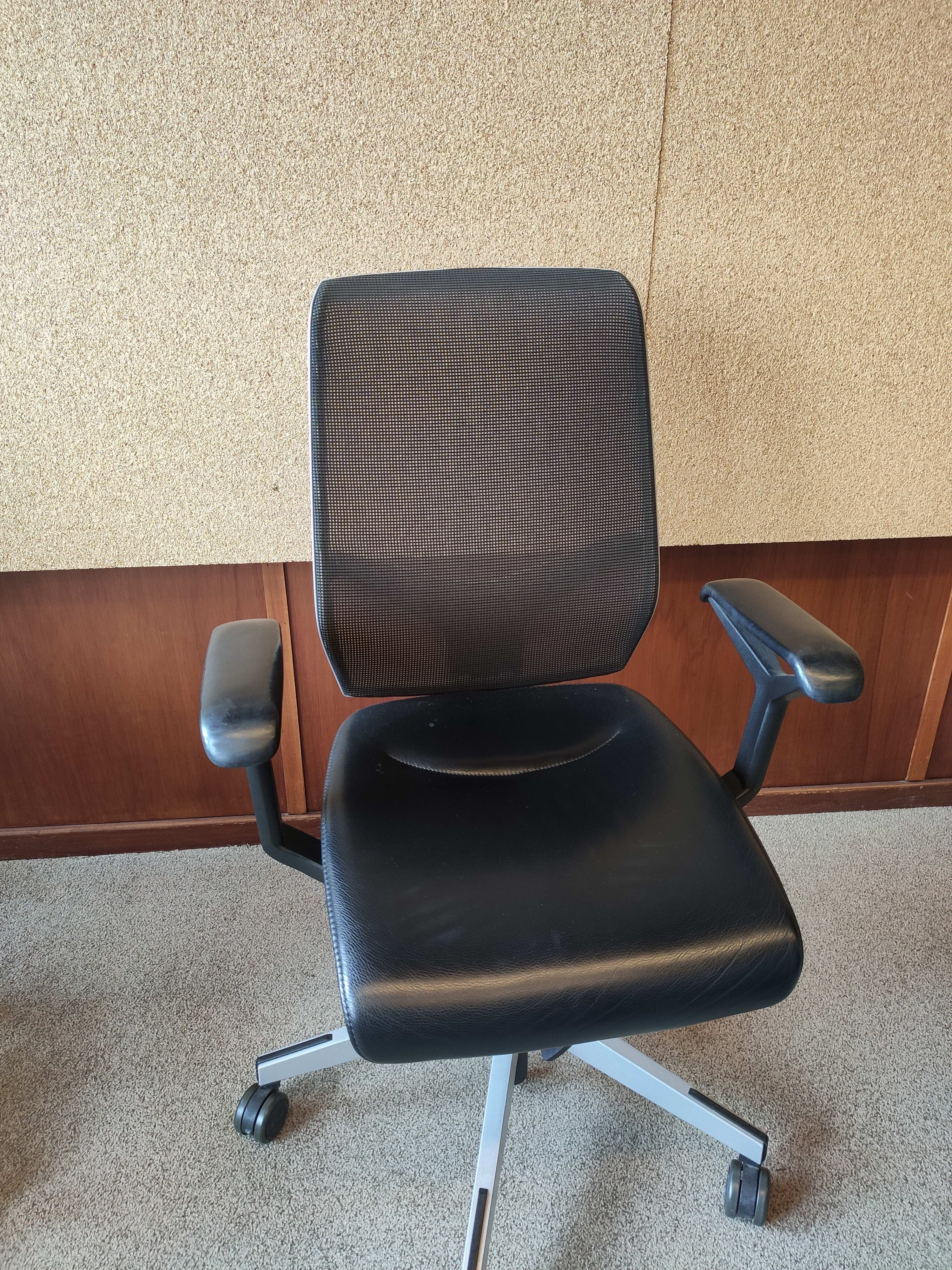 Giroflex grey mesh back with black leather seating office chair with grey plastic structure-1