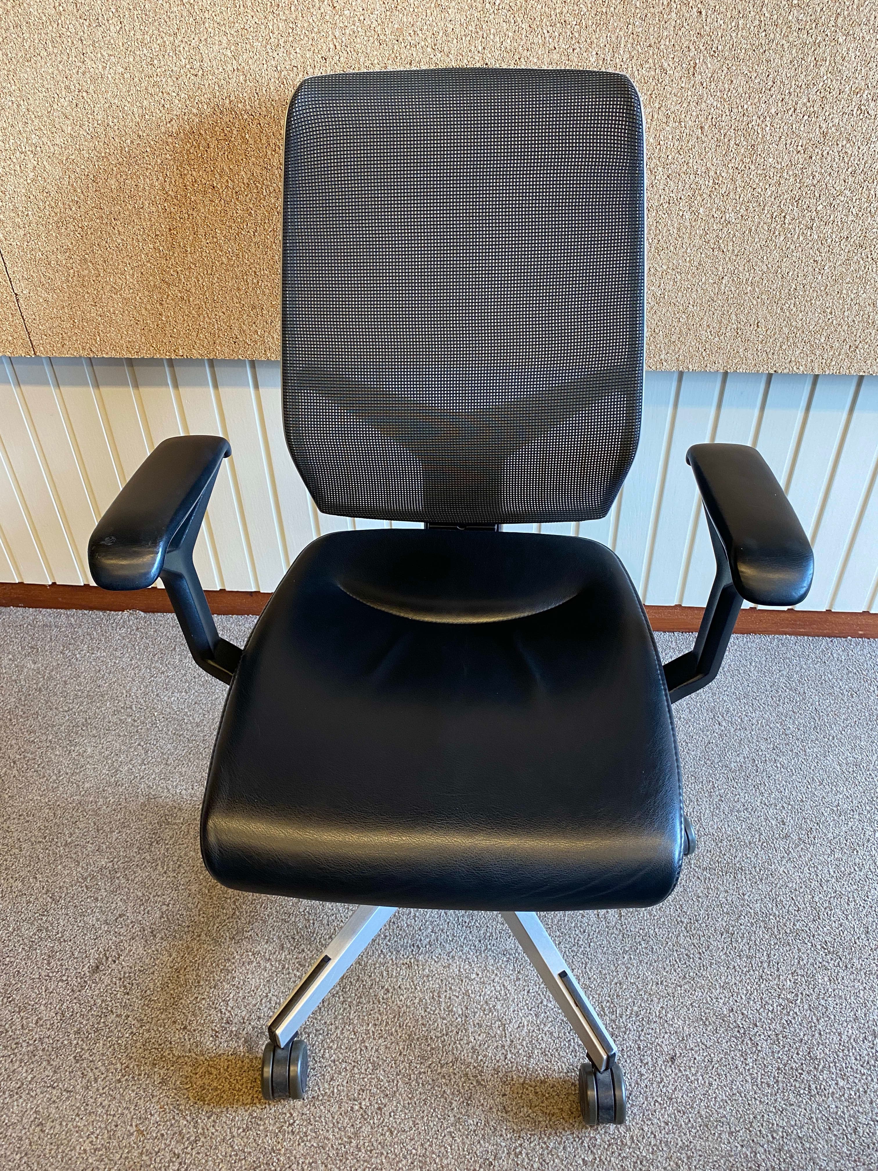 Giroflex grey mesh back with black leather seating office chair with grey plastic structure-4