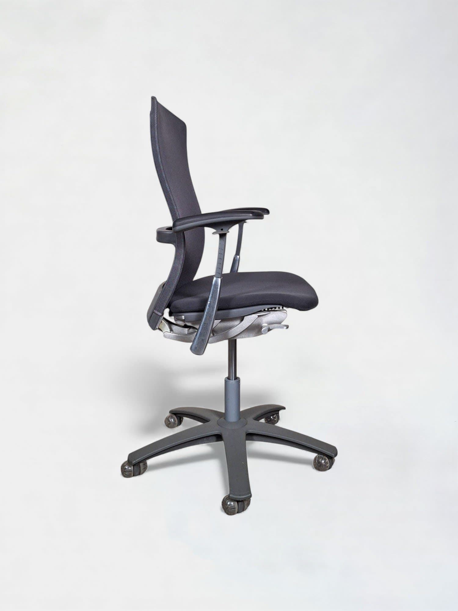 UTILISÉ : Chaise de bureau Knoll - VIE avec quelques rayures sur le dossier en maille-2