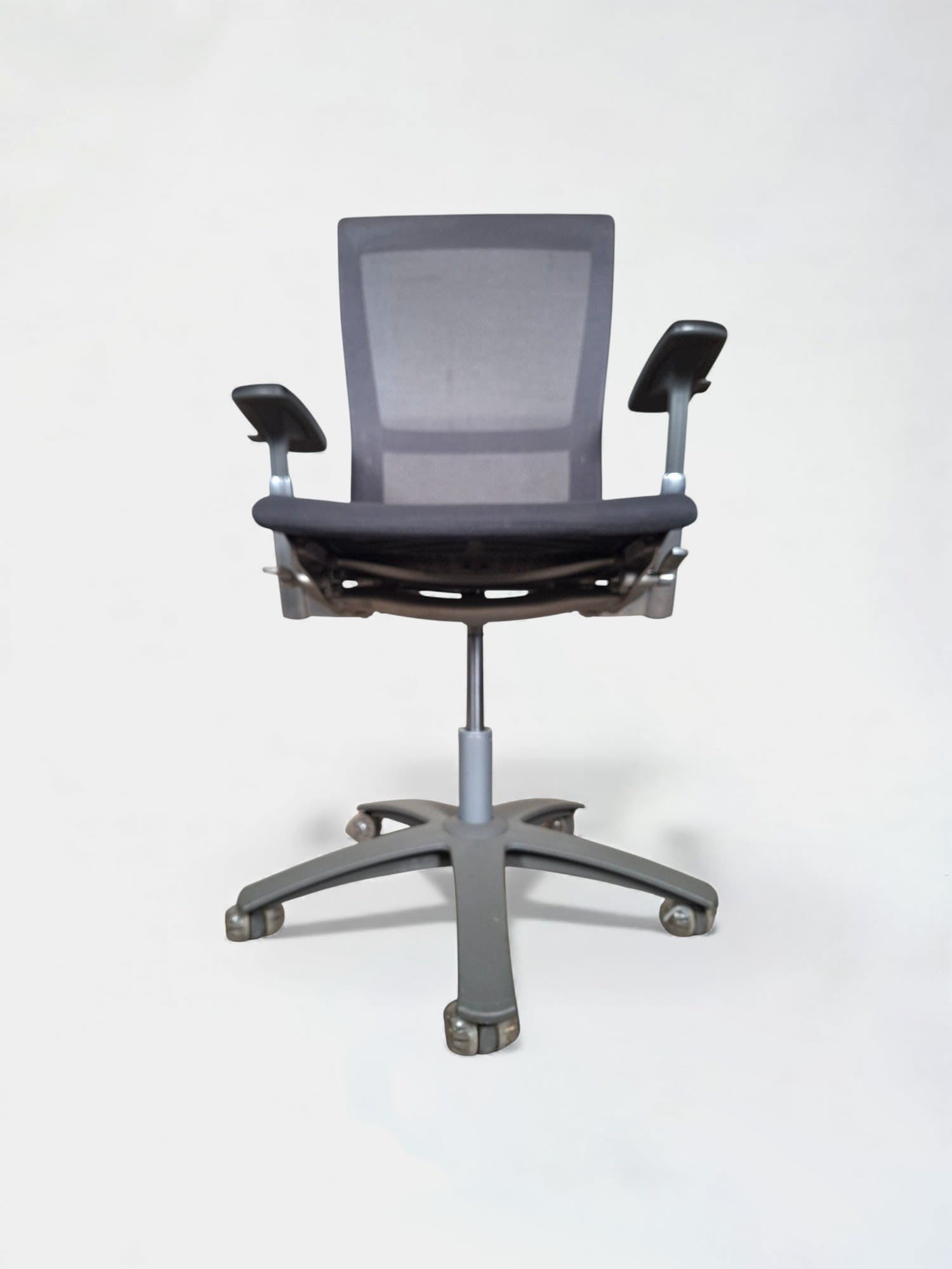 UTILISÉ : Chaise de bureau Knoll - VIE avec quelques rayures sur le dossier en maille-4