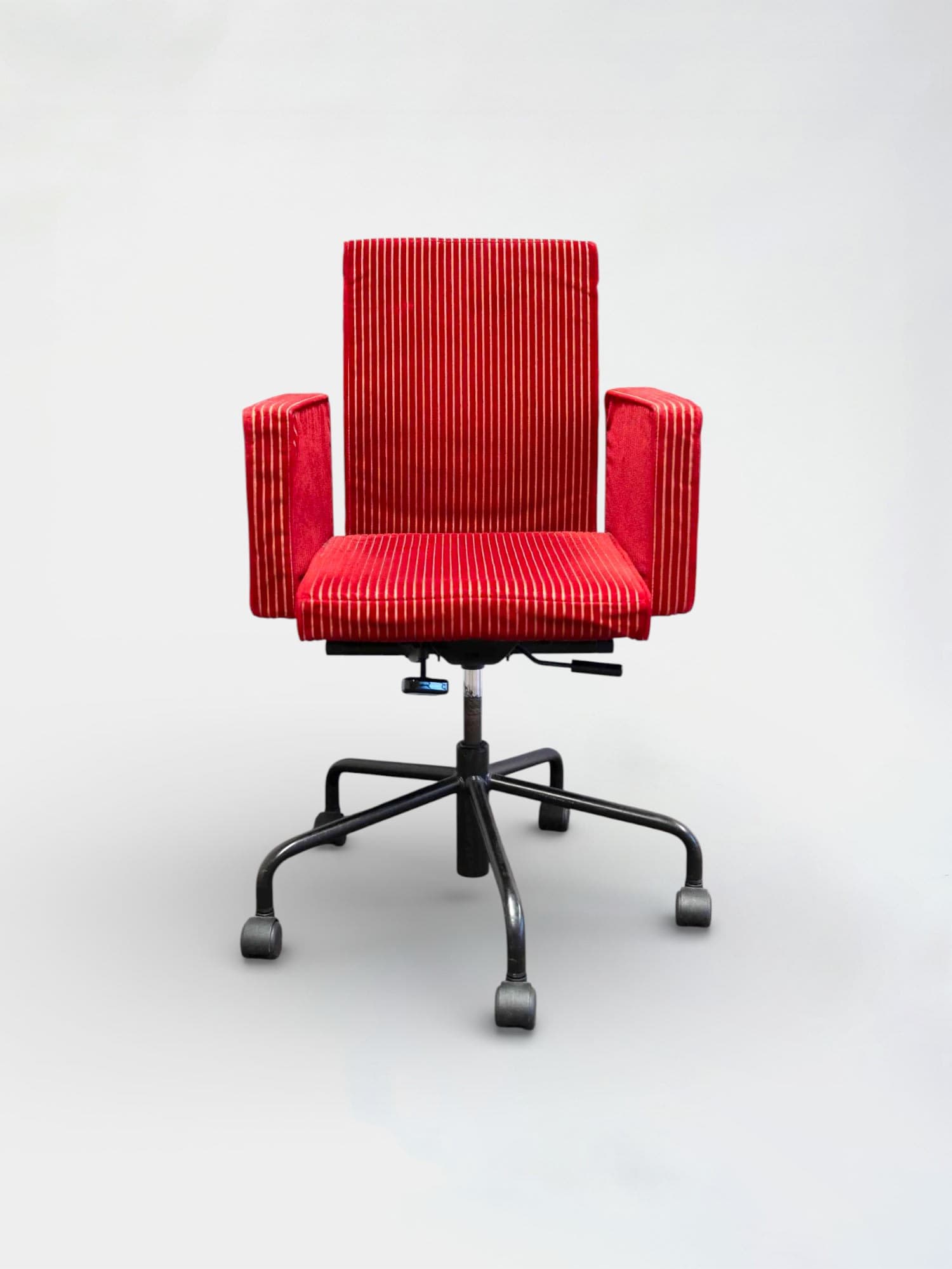 Bulo Pub & Club Chaise en velours rouge sur roues chromées noires