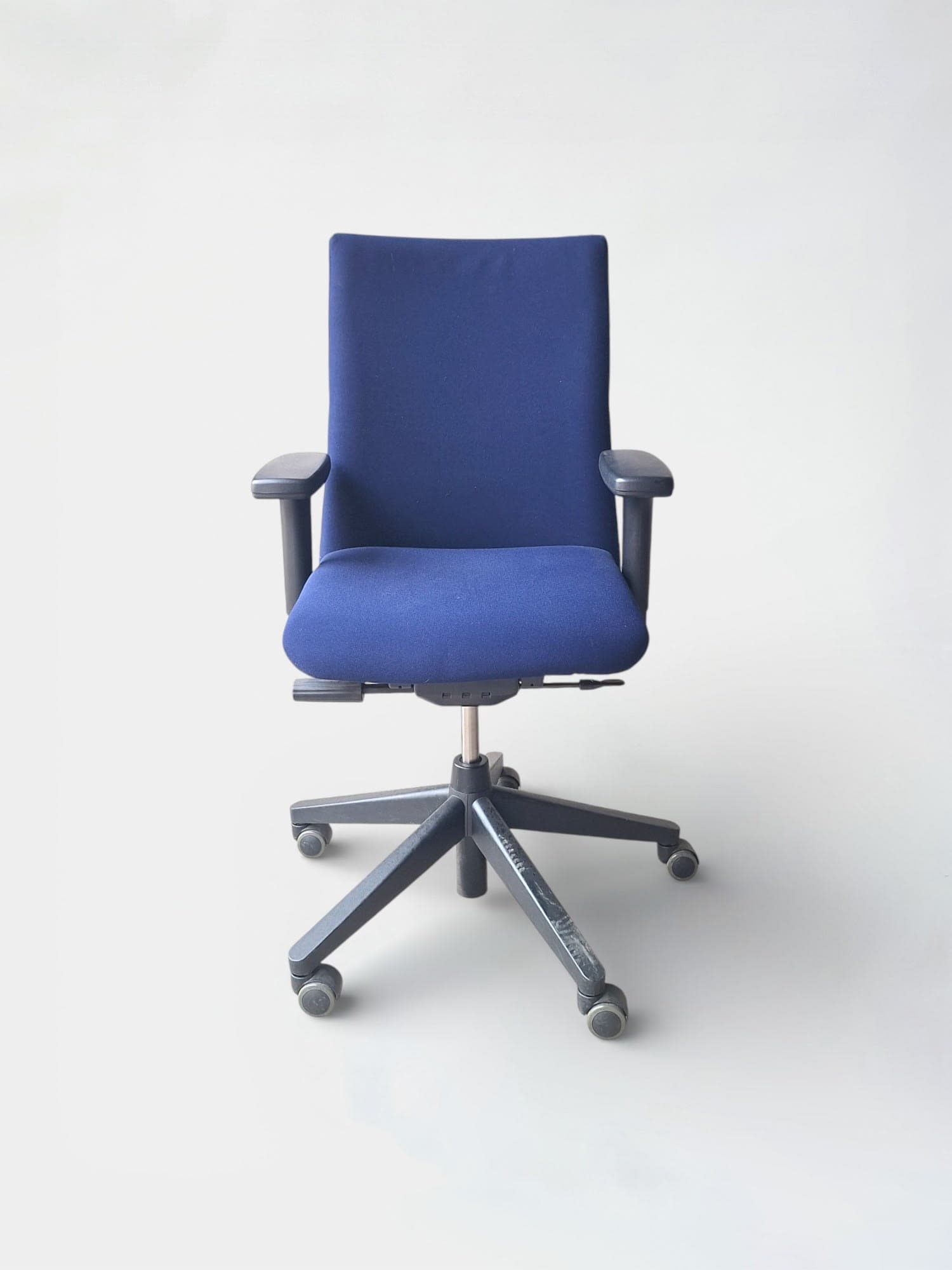 HAWORTH Comforto ergonomic Marine blue office chairs on black wheels-1