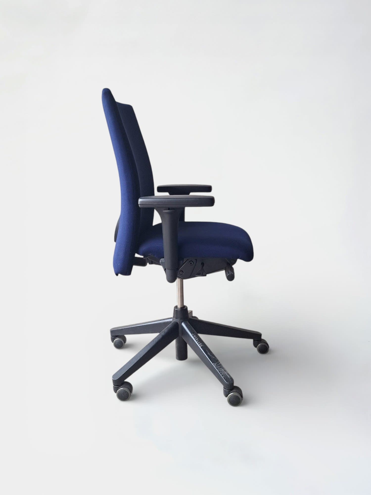 HAWORTH Comforto ergonomic Marine blue office chairs on black wheels-2
