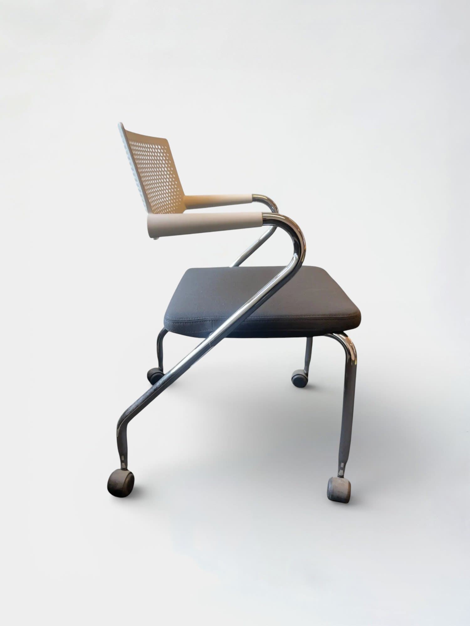 Vitra Visaroll Grey meeting chair with white back-2