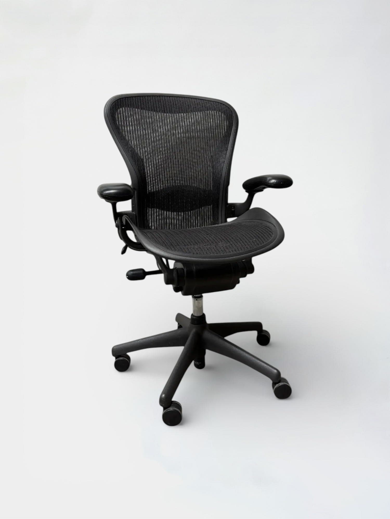Herman Miller Size B Aeron Black Mesh Office Chair avec accoudoirs réglables - Relieve Furniture