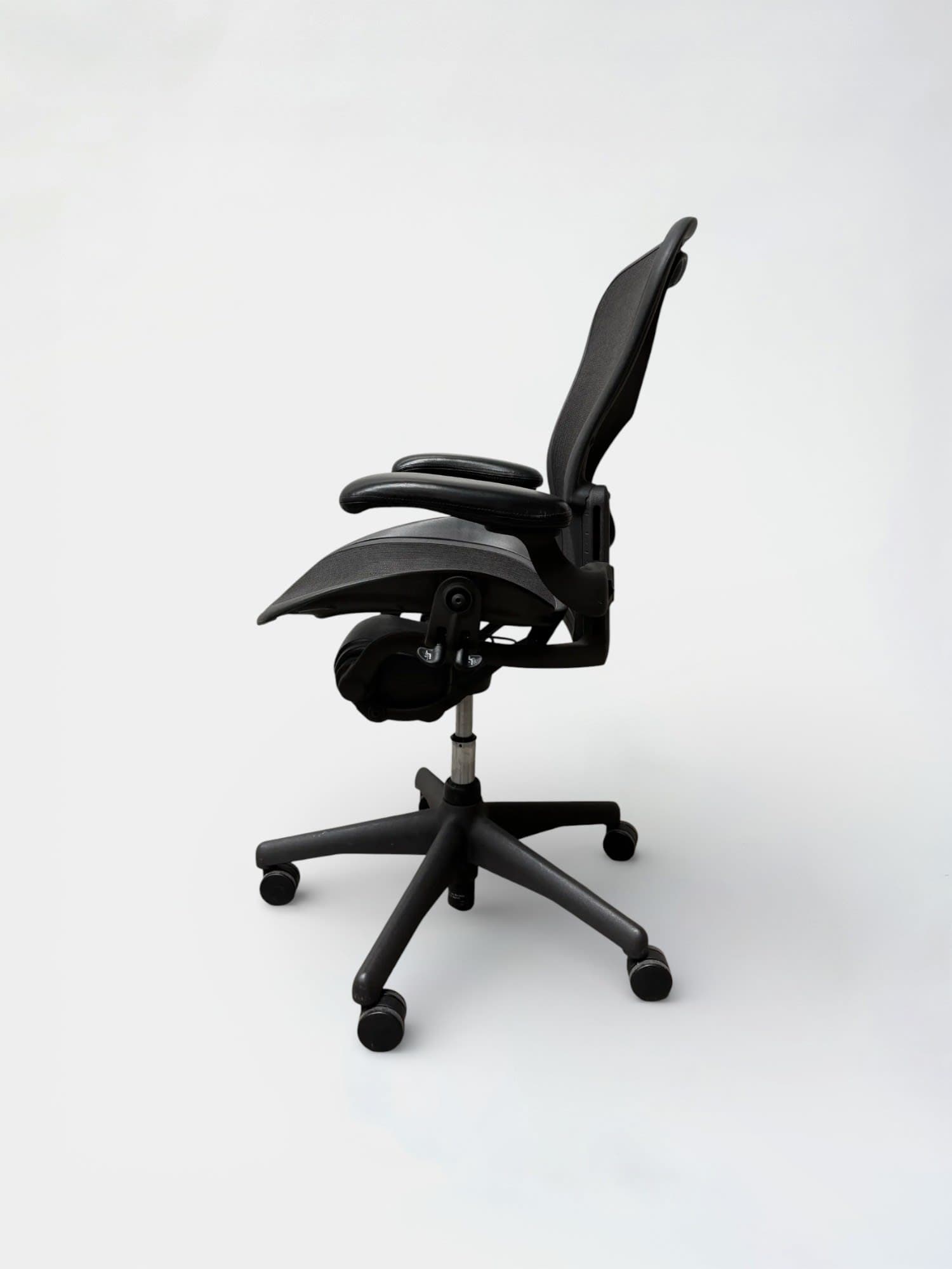 Herman Miller Size B Aeron Black Mesh Office Chair with Adjustable Armrests-3