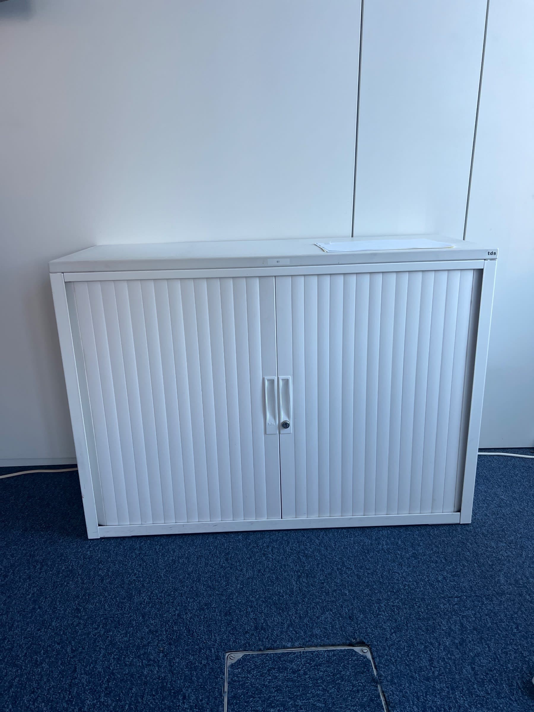 Meuble de rangement en métal blanc avec portes coulissantes