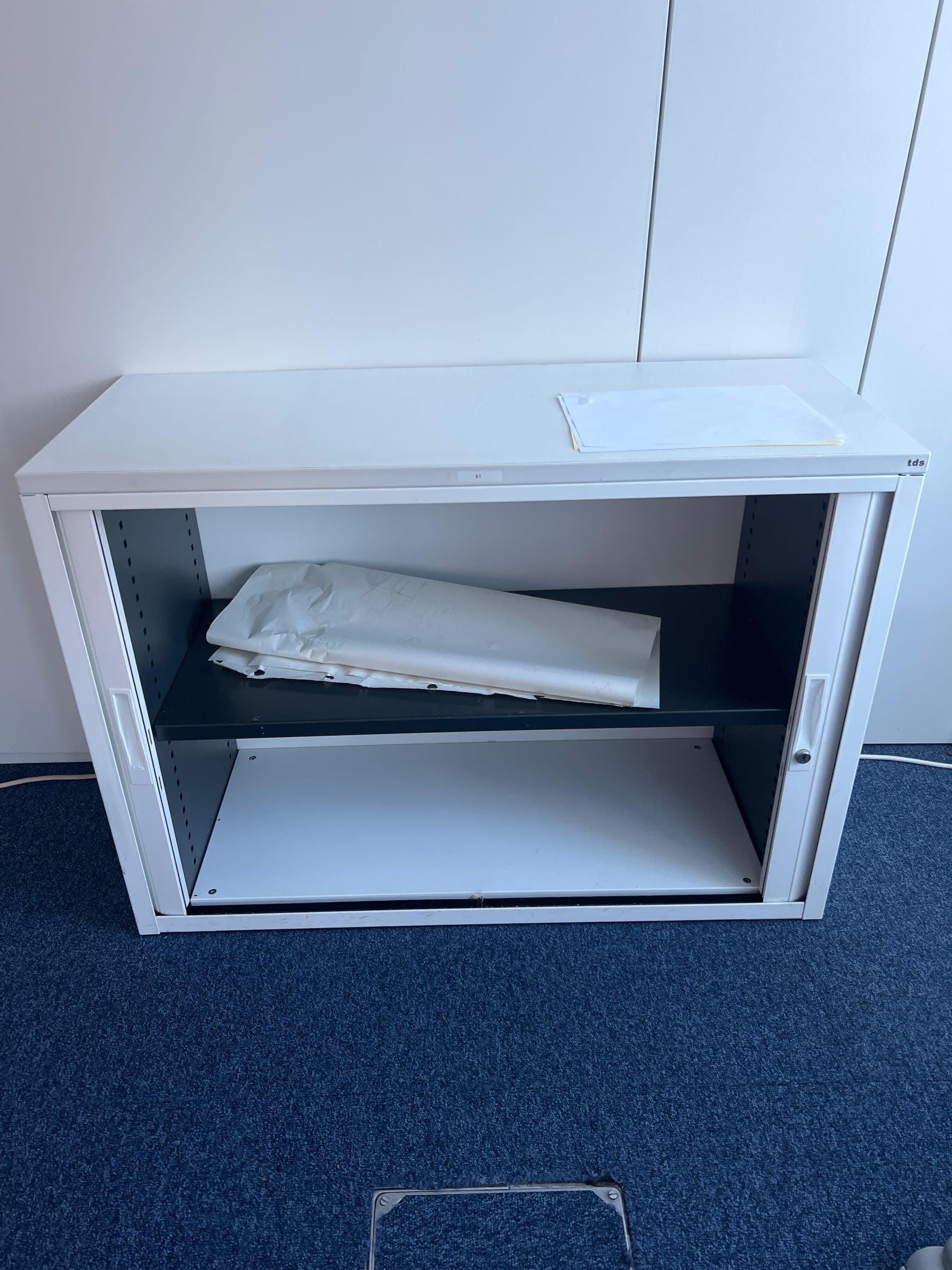 Meuble de rangement en métal blanc avec portes coulissantes