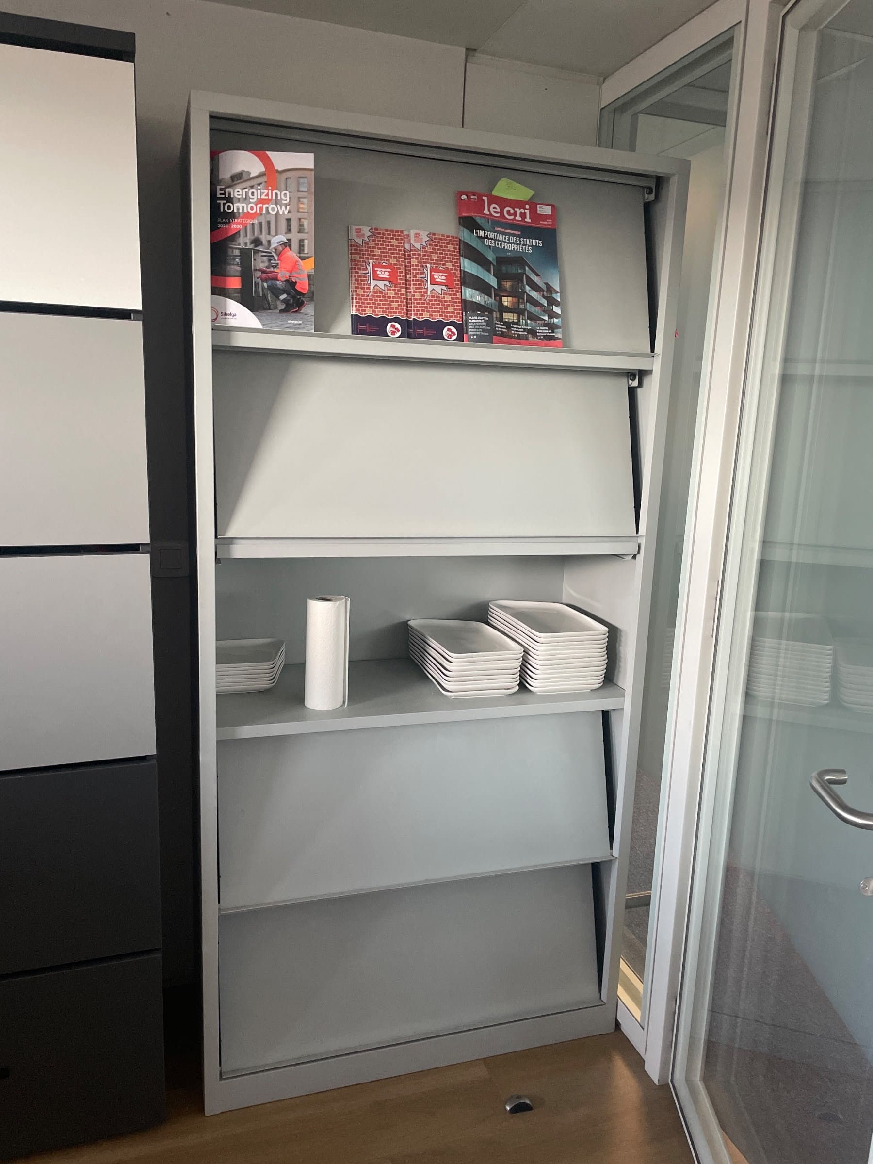 Etagère en métal gris avec étagères réglables