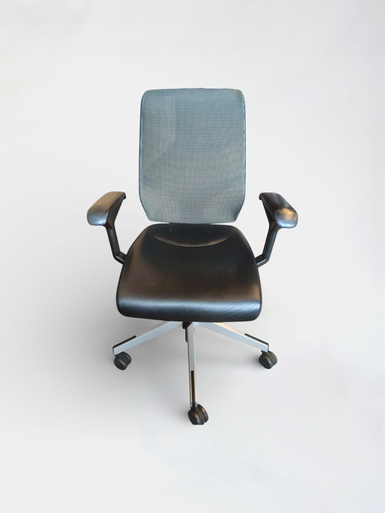Giroflex grey mesh back with black leather seating office chair with grey plastic structure-0