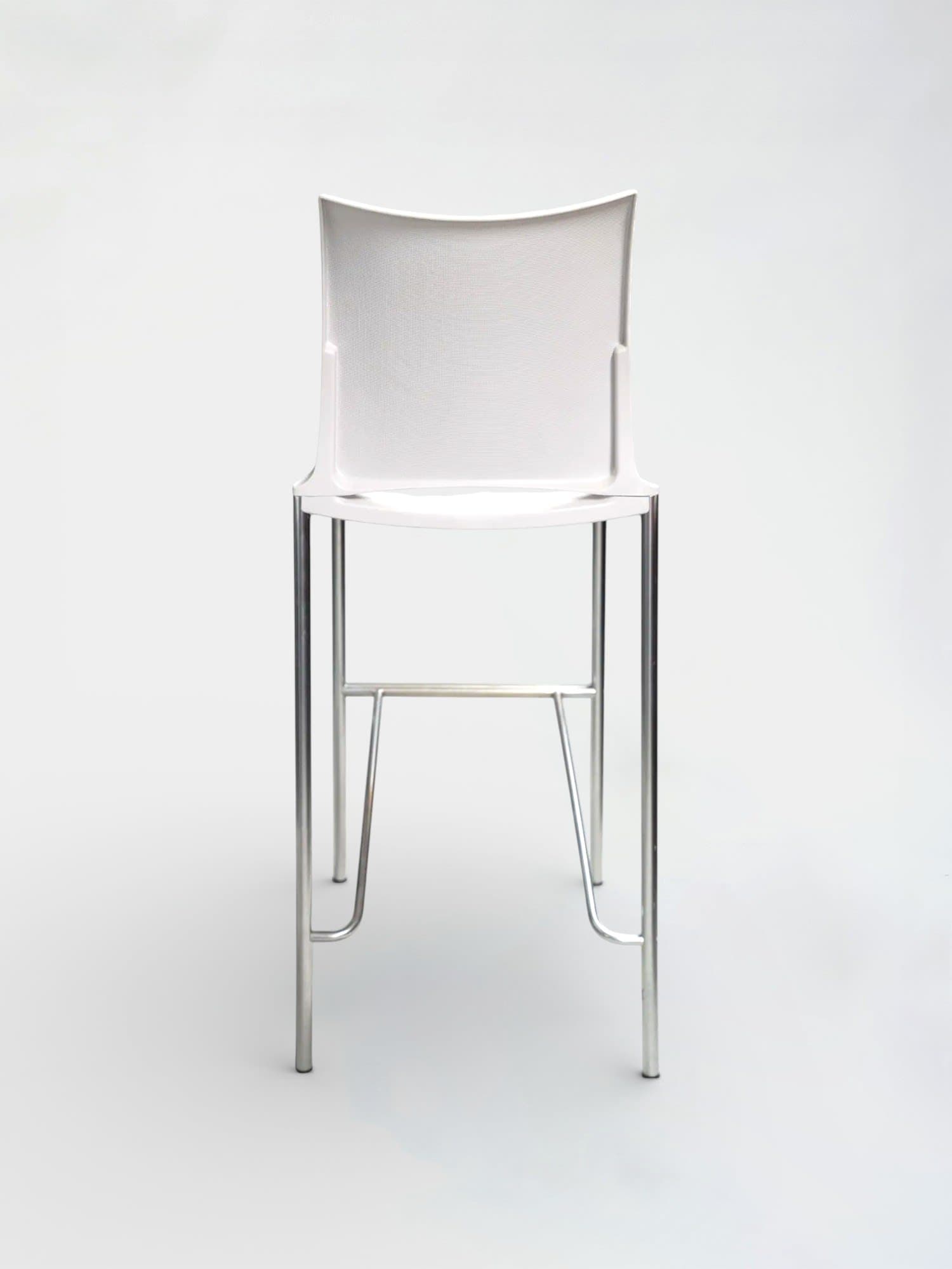 Kusch+Co Witte hoge barstoel met verchroomd frame en voetensteun-4