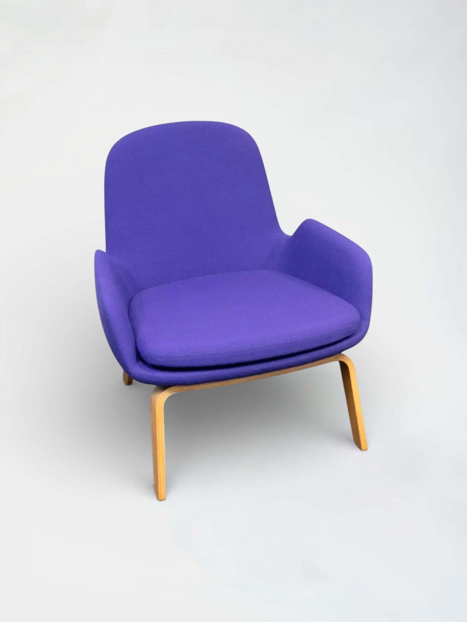 WORN : Fauteuil bas violet NORMANN Main Line sur pieds en chêne