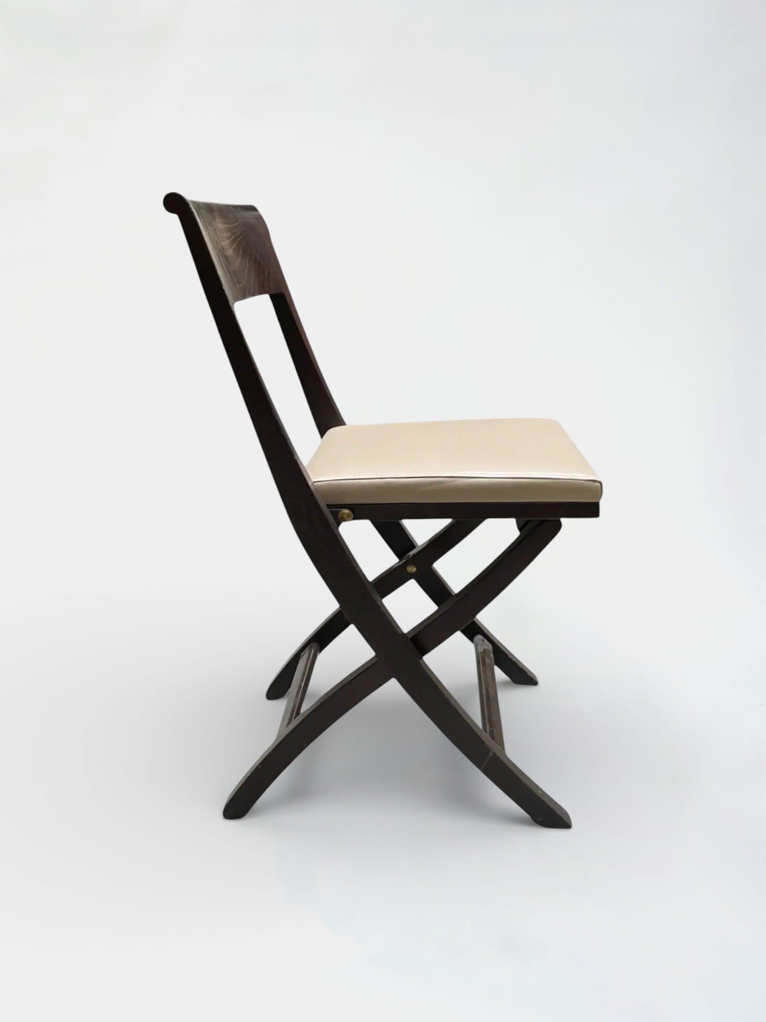 Donkerbruine houten stoel met beklede zitting in beige Hedendaags kantoormeubilair-1