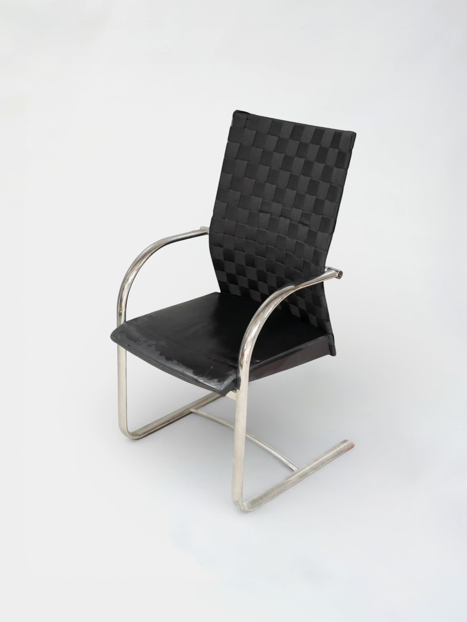 Chaise design noire Dietiker avec pieds en acier-3