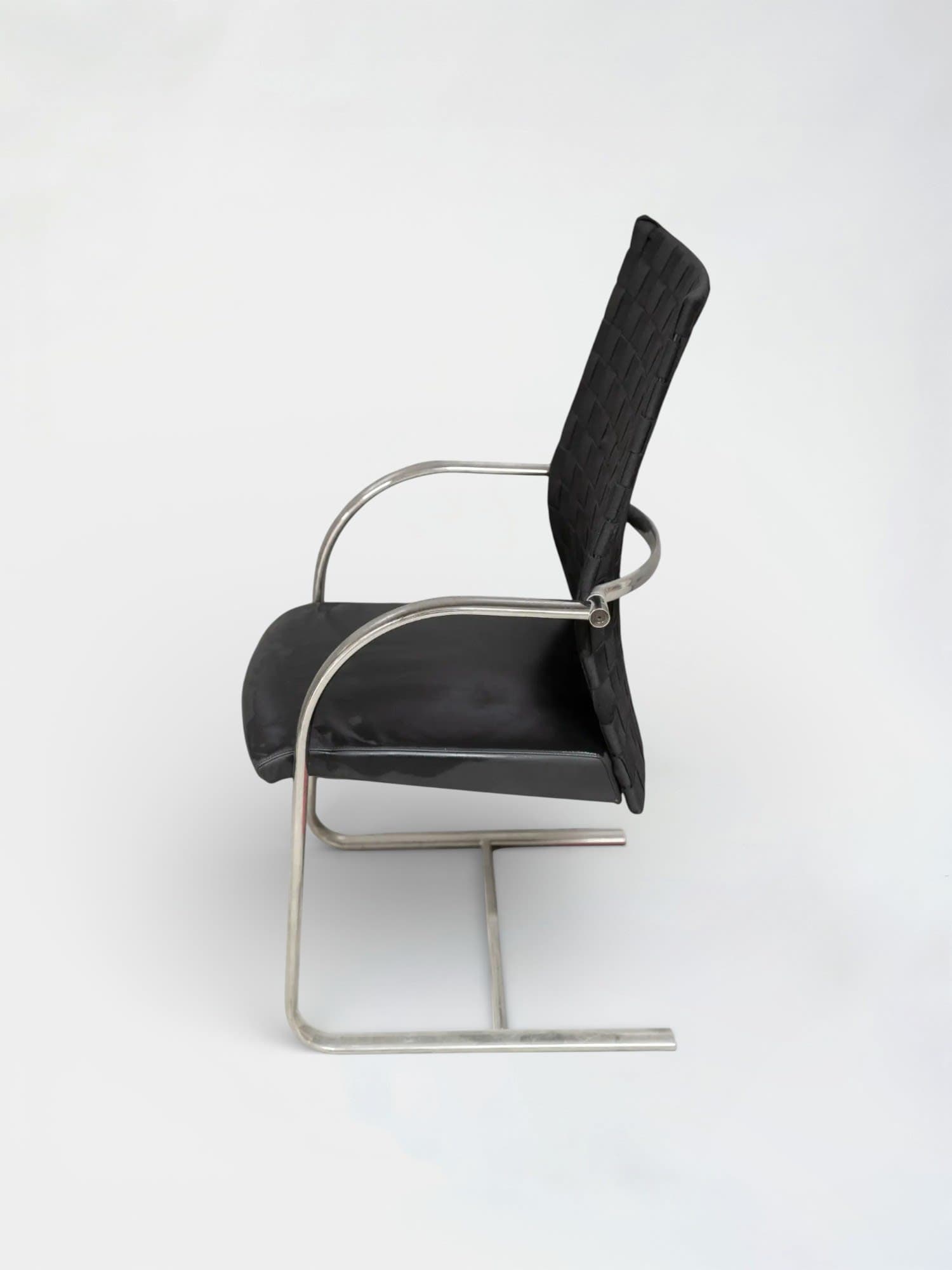 Chaise design noire Dietiker avec pieds en acier-2