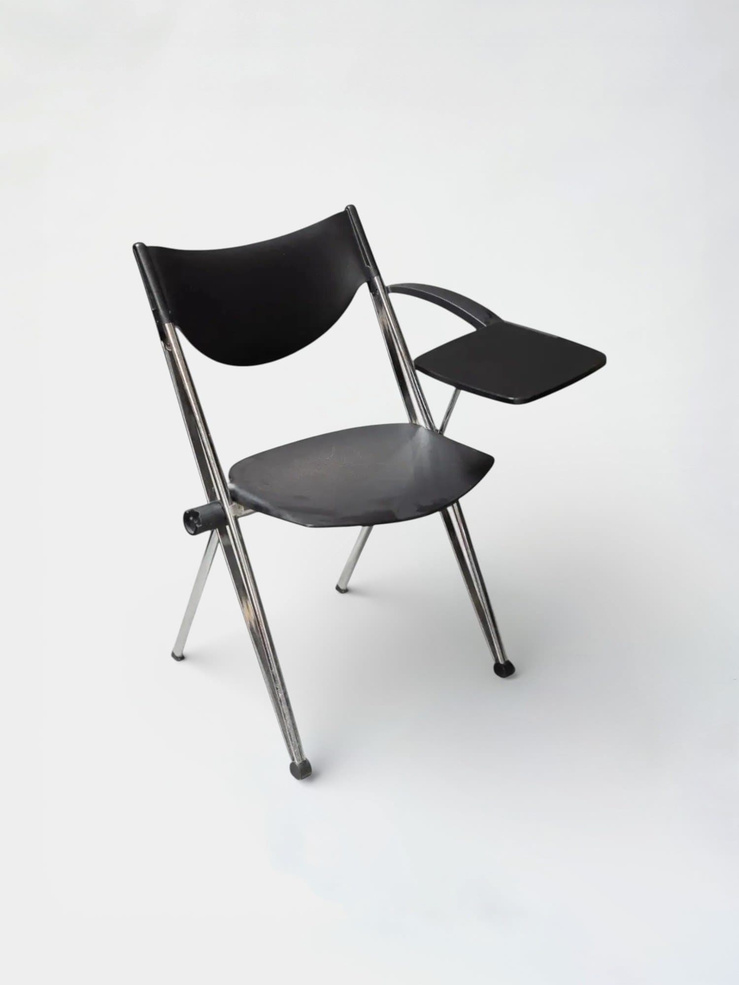 Lamm Zwarte kunststof stoel met zijtablet en metalen poten