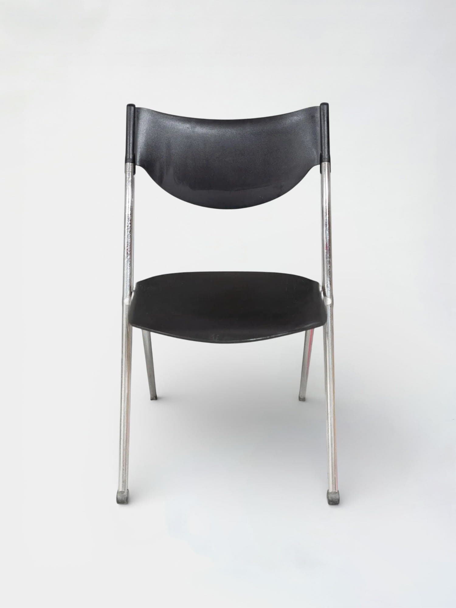 Zwarte kunststof klapstoel met chromen poten en ergonomisch ontwerp