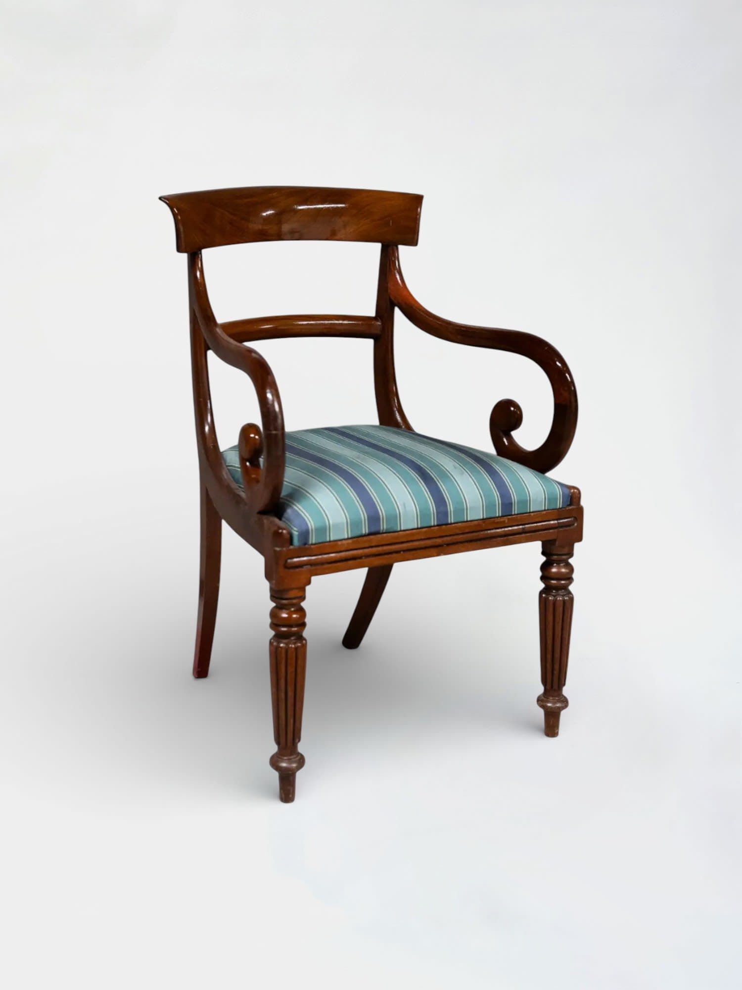 Vintage houten stoel met blauw kussen-0
