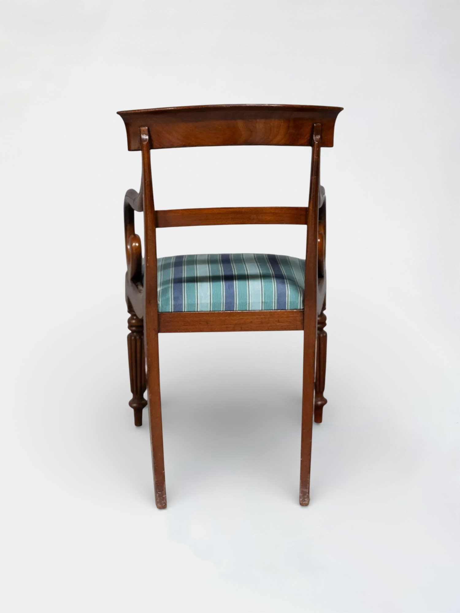Vintage houten stoel met blauw kussen-2