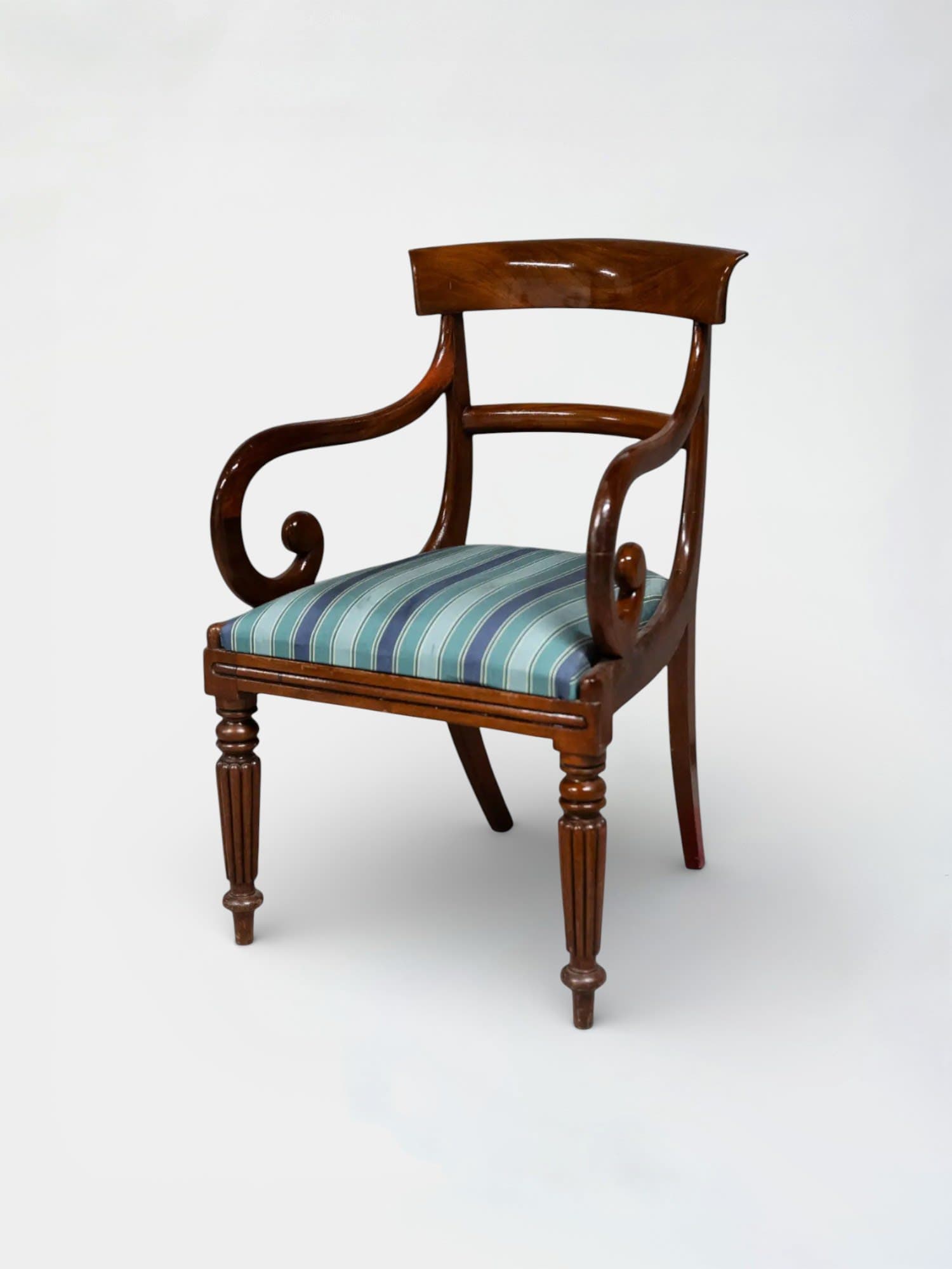 Vintage houten stoel met blauw kussen-4