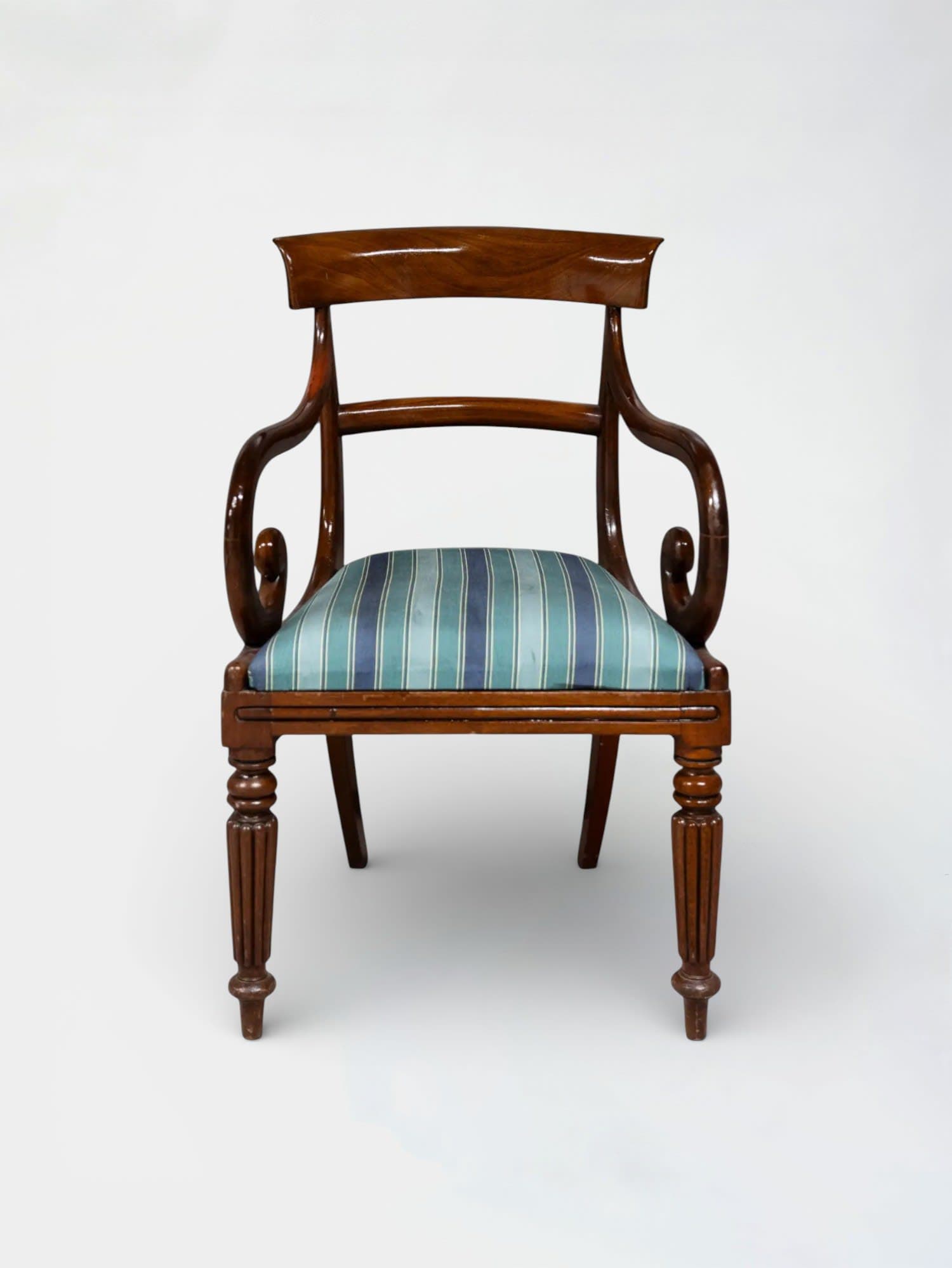 Vintage houten stoel met blauw kussen-1