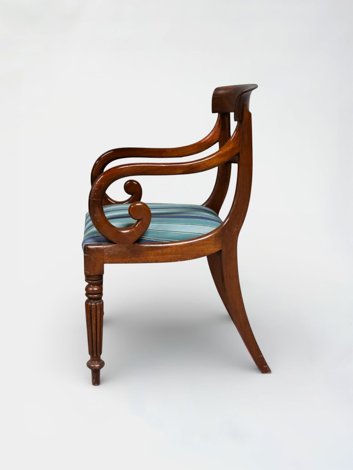 Vintage houten stoel met blauw kussen-3