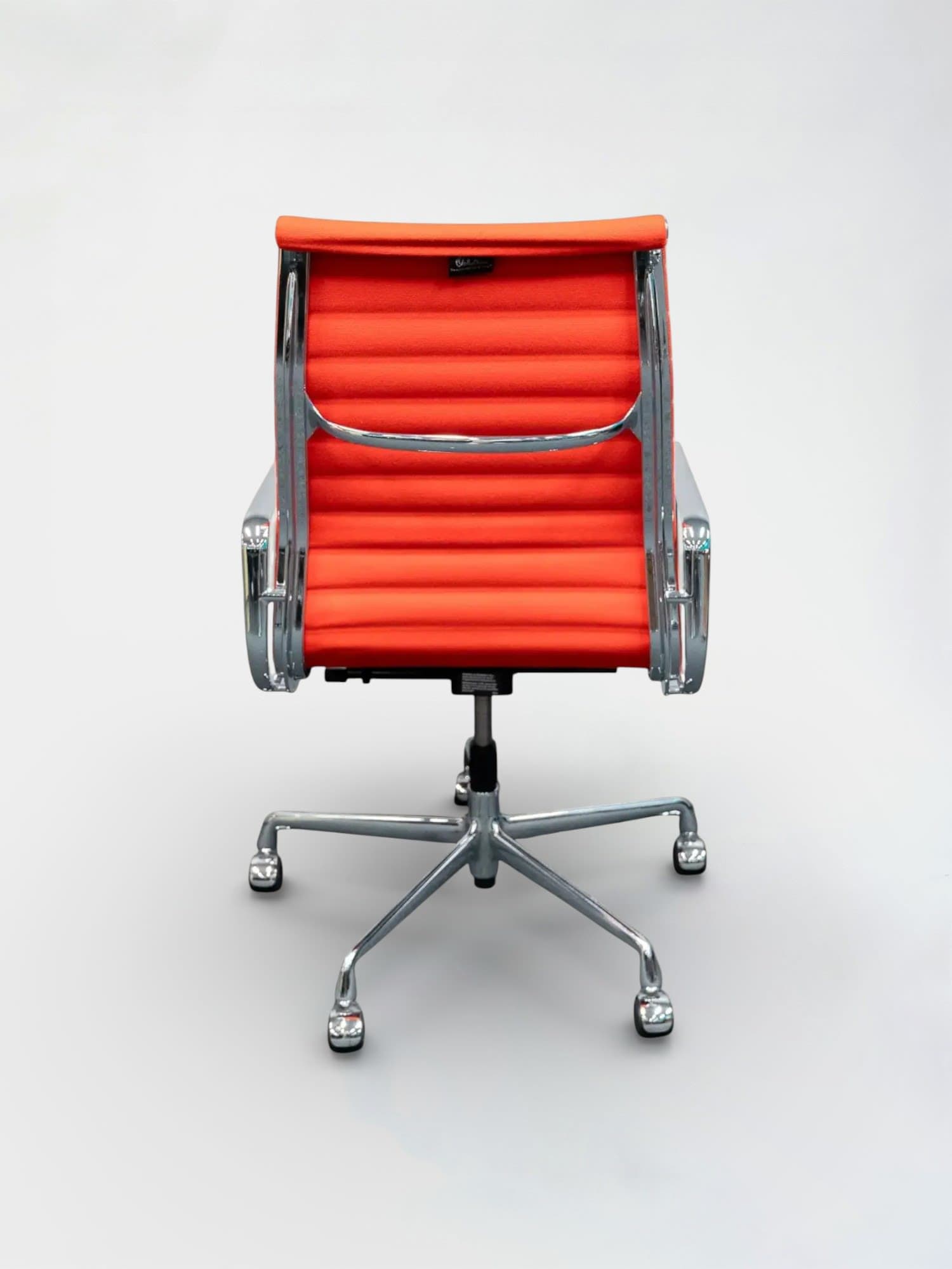 Vitra EA 119 in huidkleurig oranje op wieltjes-2