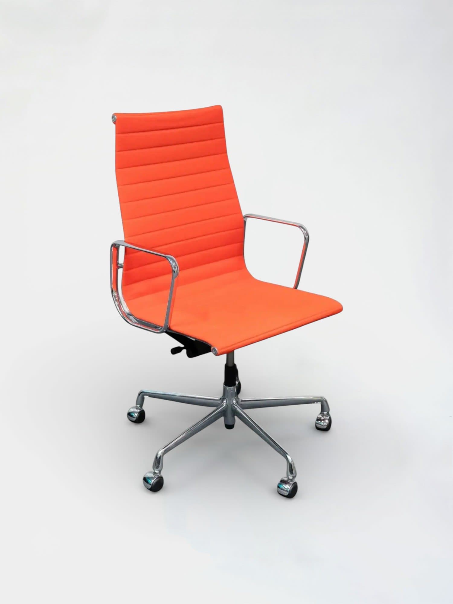 Vitra EA 119, couleur orange chair, sur roulettes