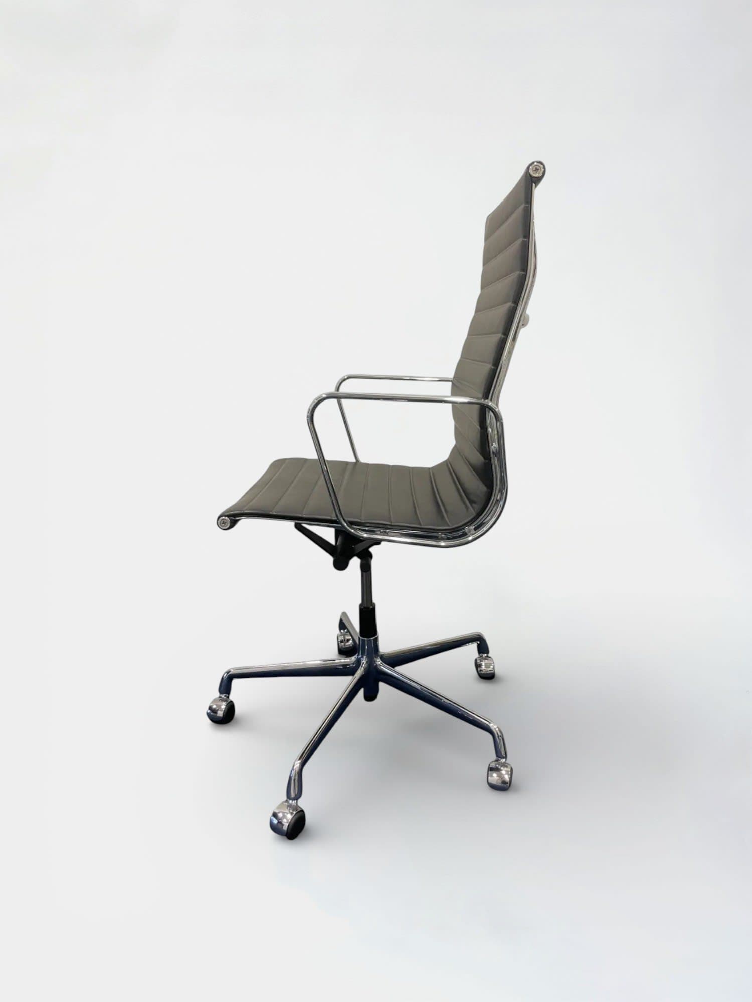Chaise Vitra Eames en cuir noir EA119-3