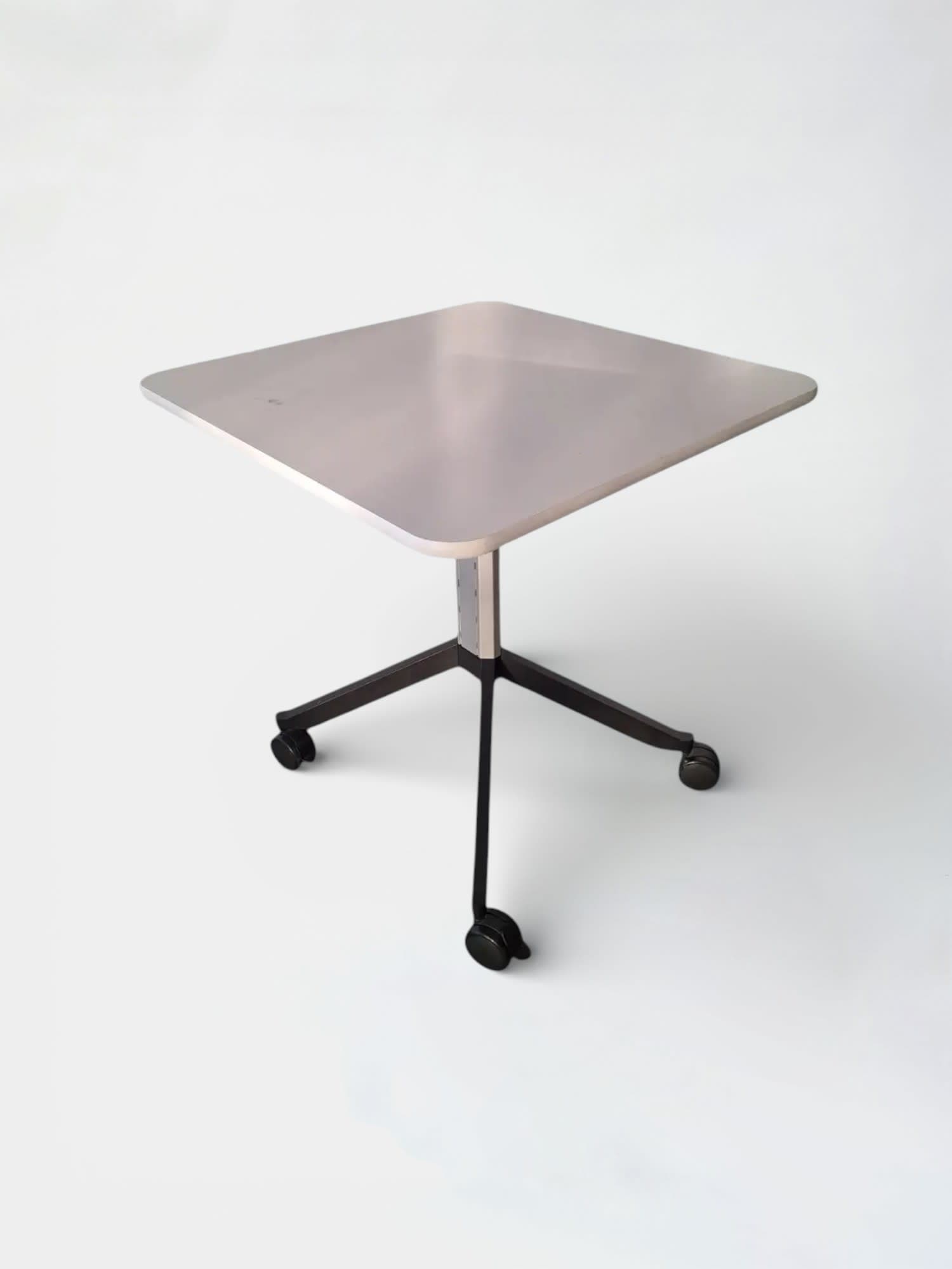 Table carrée blanche avec pieds noirs et hauteur réglable-0
