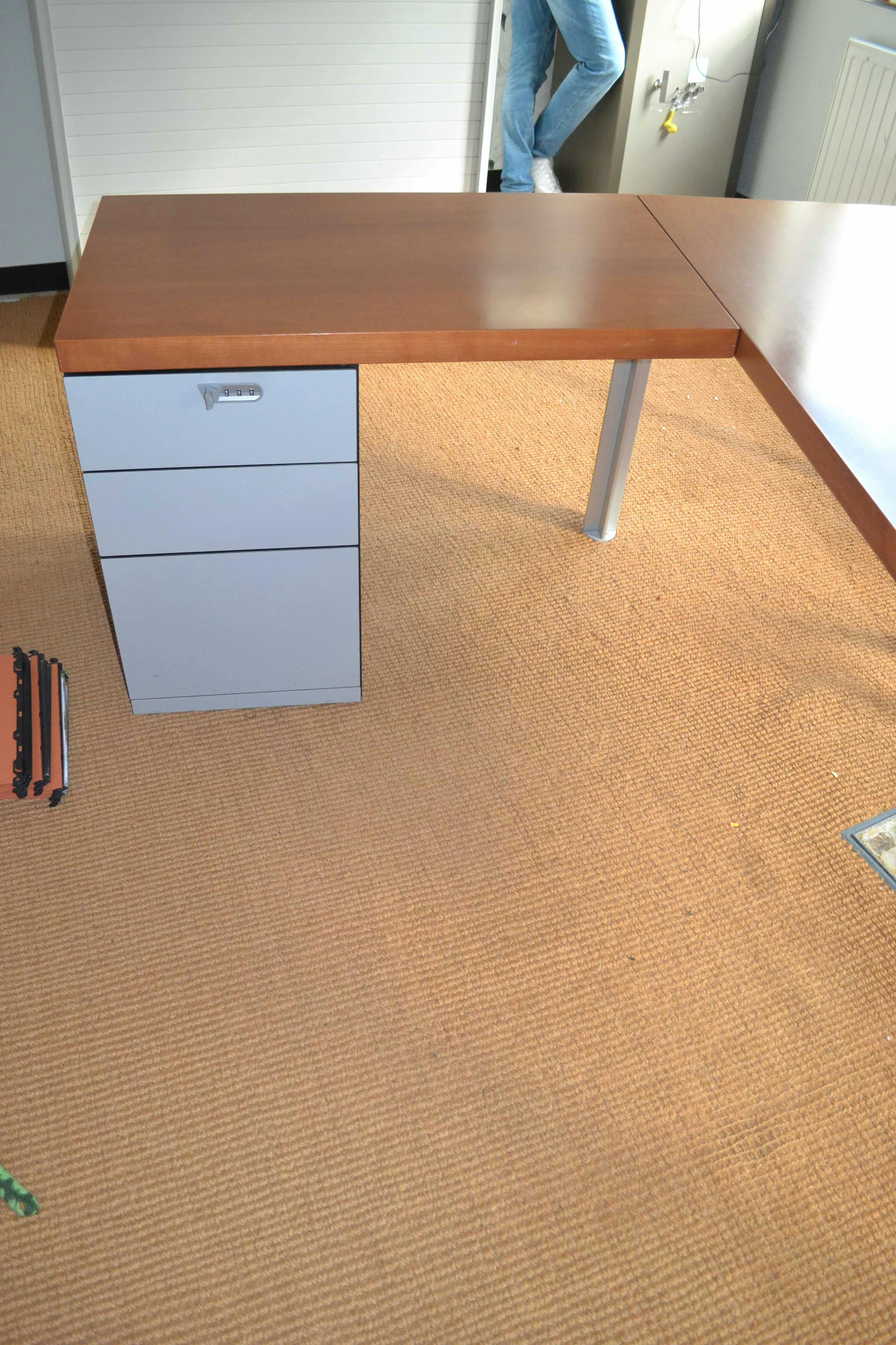 Bureau en L avec lampe / Bureau L Vorm met lamp - Second hand quality "Desks" - Relieve Furniture - 3