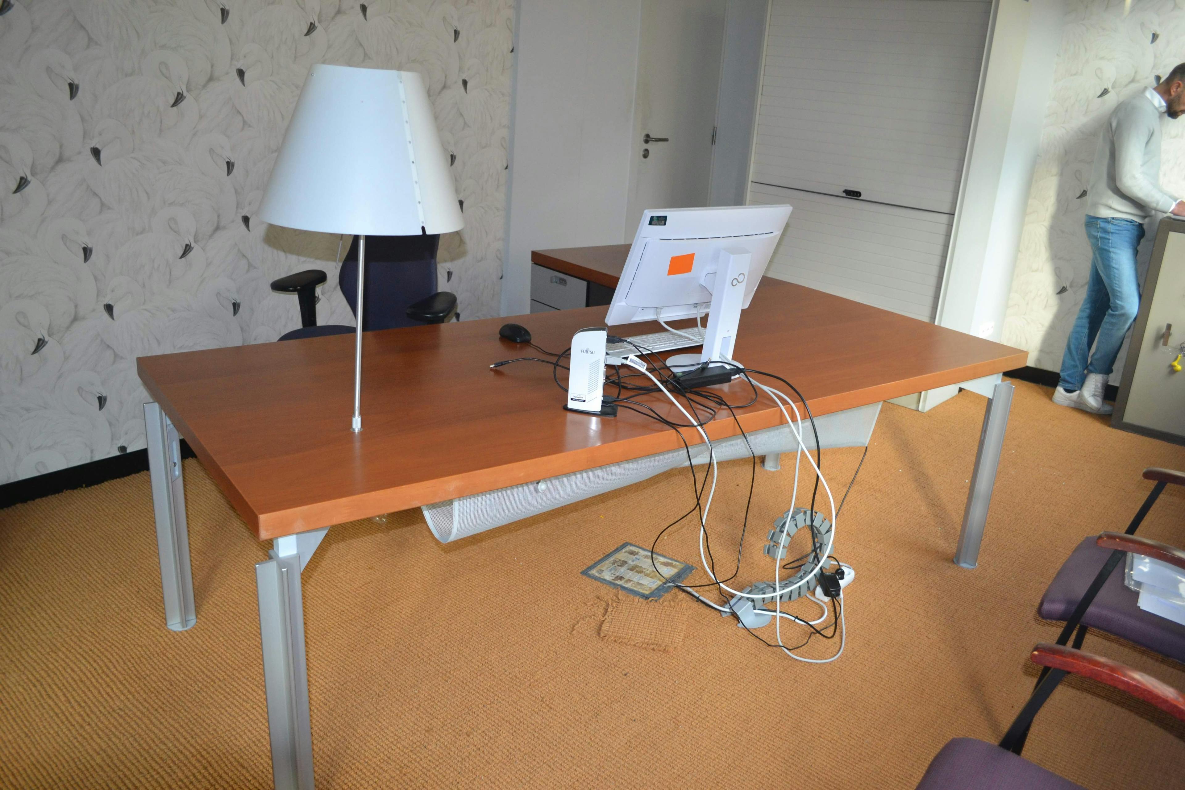 Bureau en L avec lampe / Bureau L Vorm met lamp - Qualité de seconde main "Bureaux" - Relieve Furniture - 1