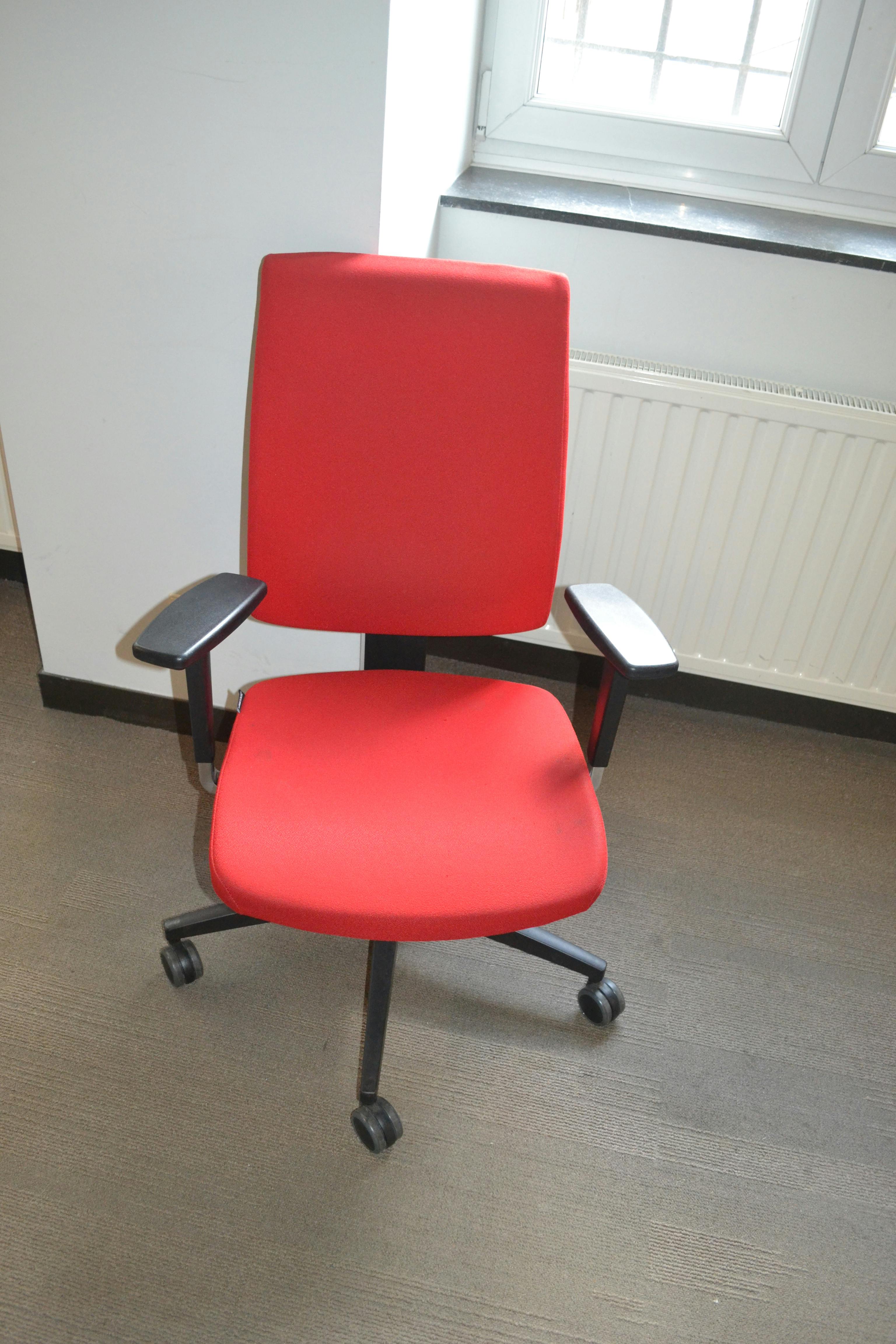 Chaise de bureau rouge / Rode Bureaustoel OSMOZ - Tweedehands kwaliteit "Bureaustoelen met wielen" - Relieve Furniture - 1