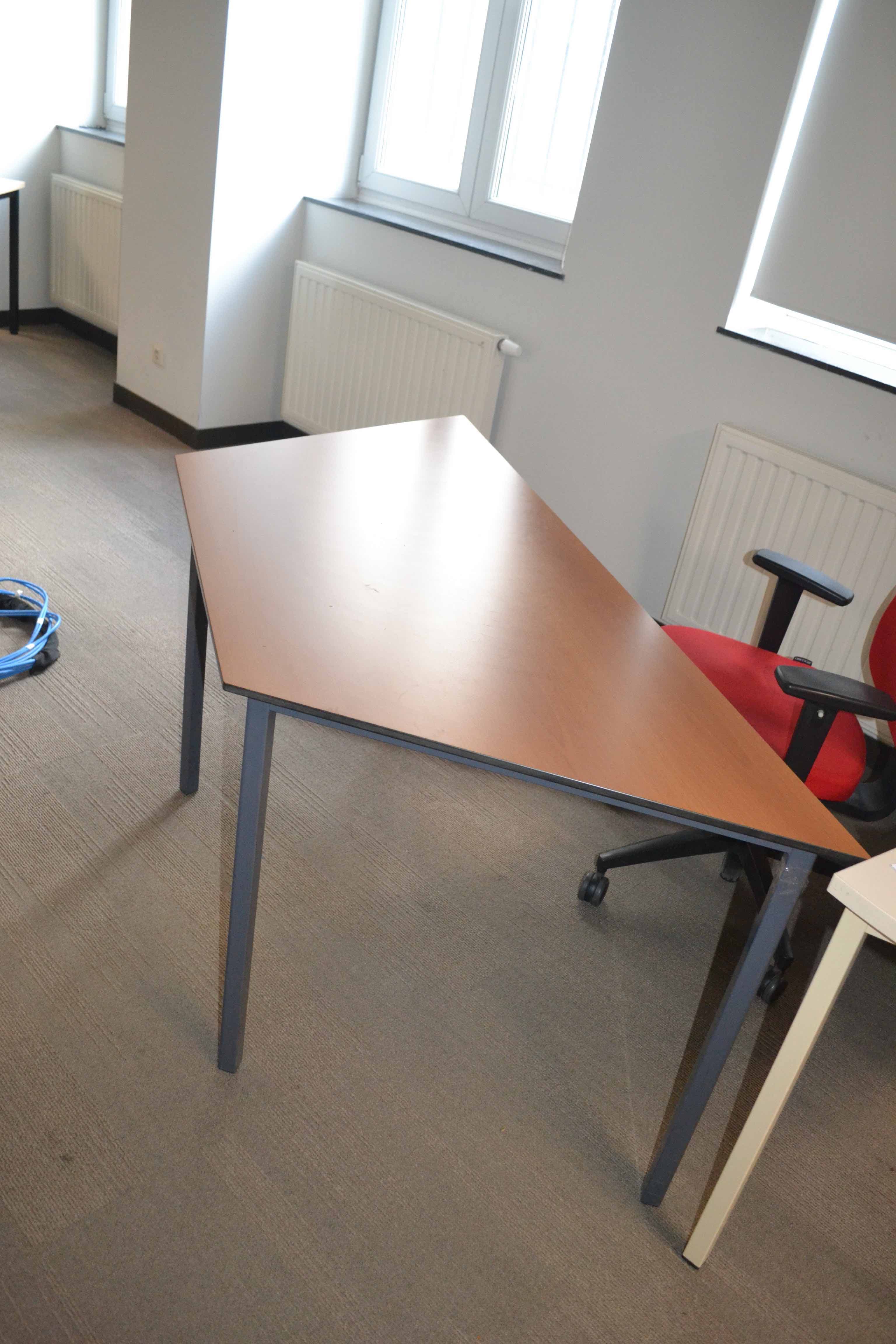 Tafel en trapèze / Trapeziumtafel-0