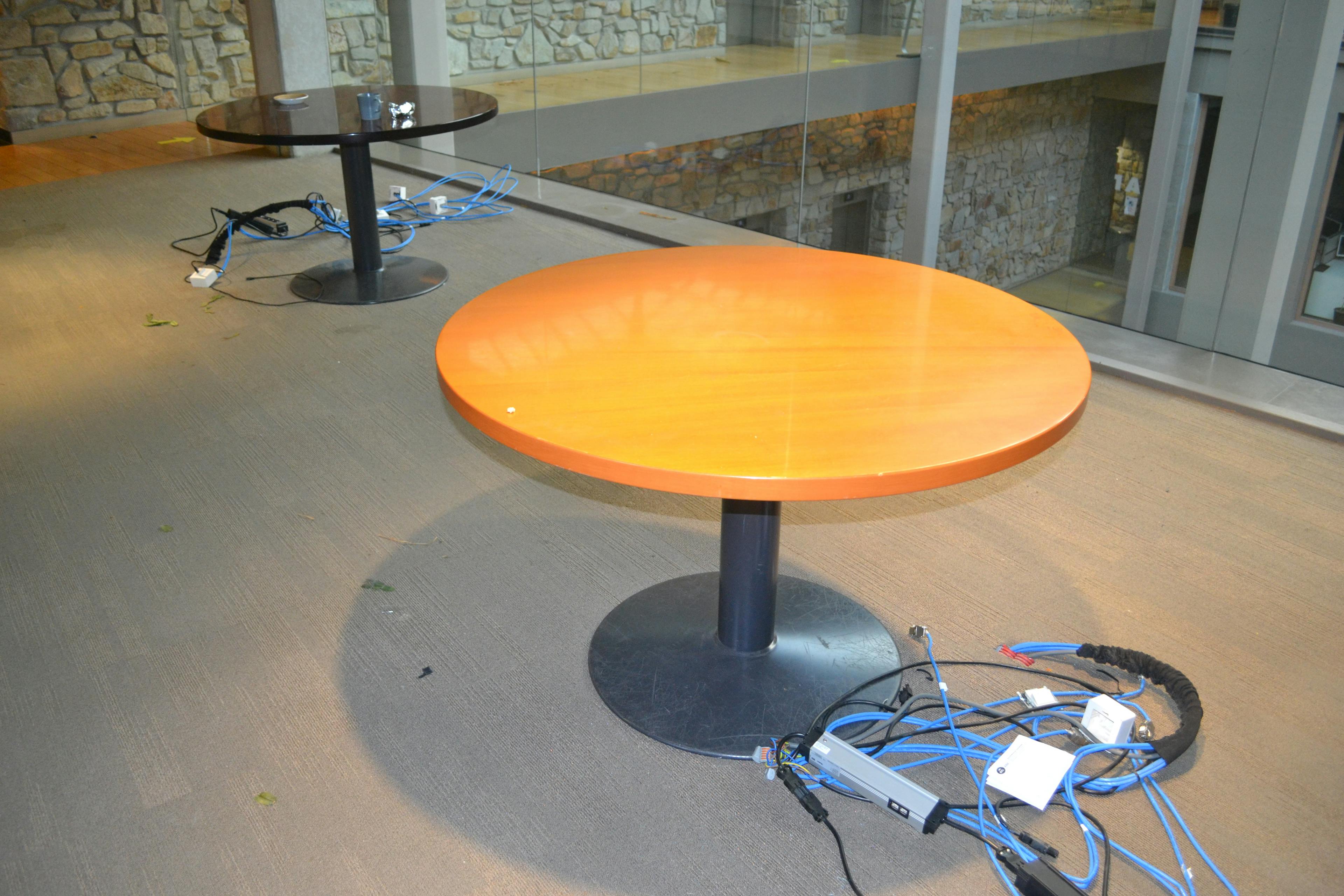 Table ronde bois clair / Tafel Rond - Qualité de seconde main "Tables" - Relieve Furniture - 1