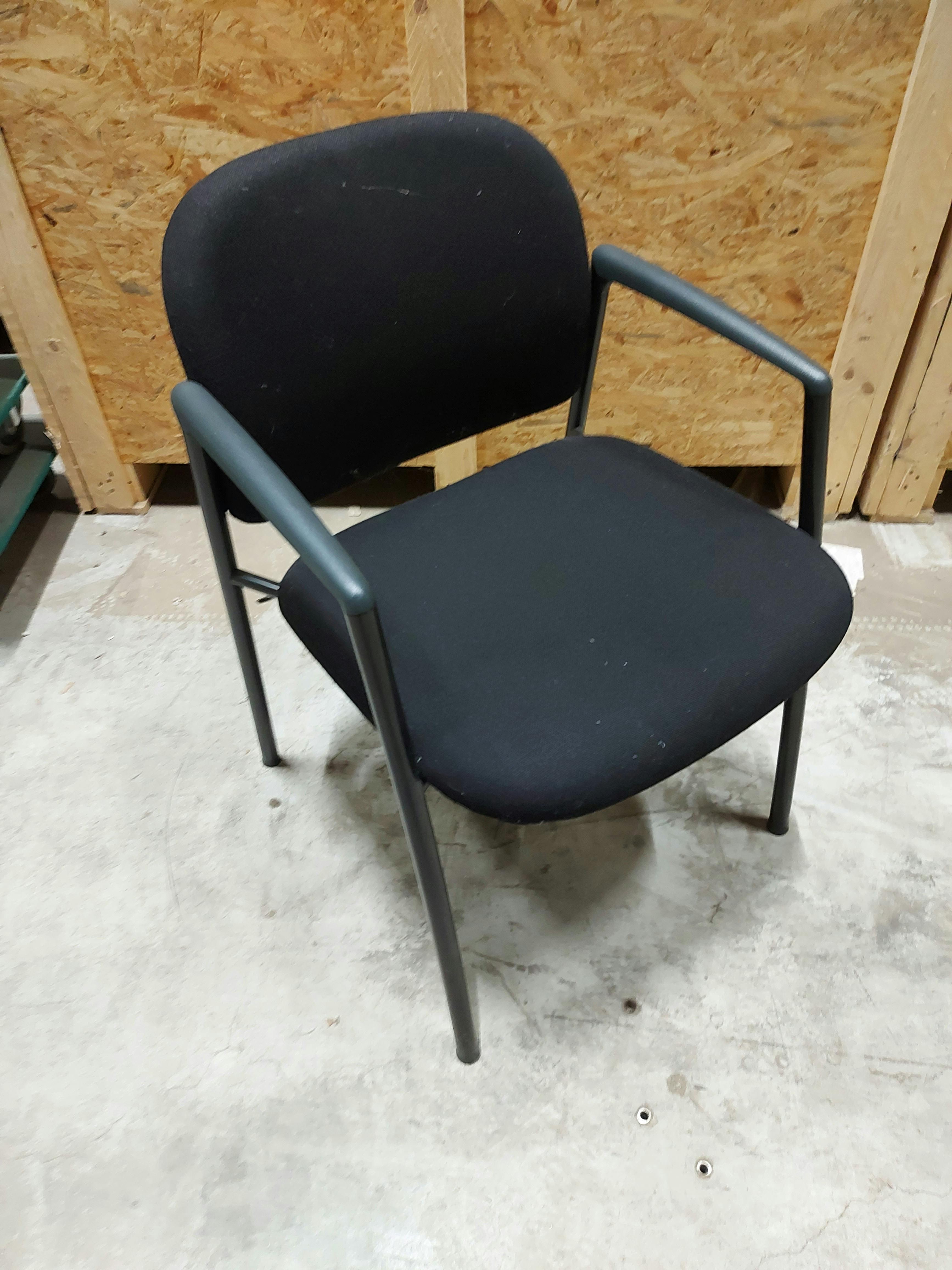 Zwarte stoel / Chaise noir - Qualité de seconde main "Chaises" - Relieve Furniture - 1
