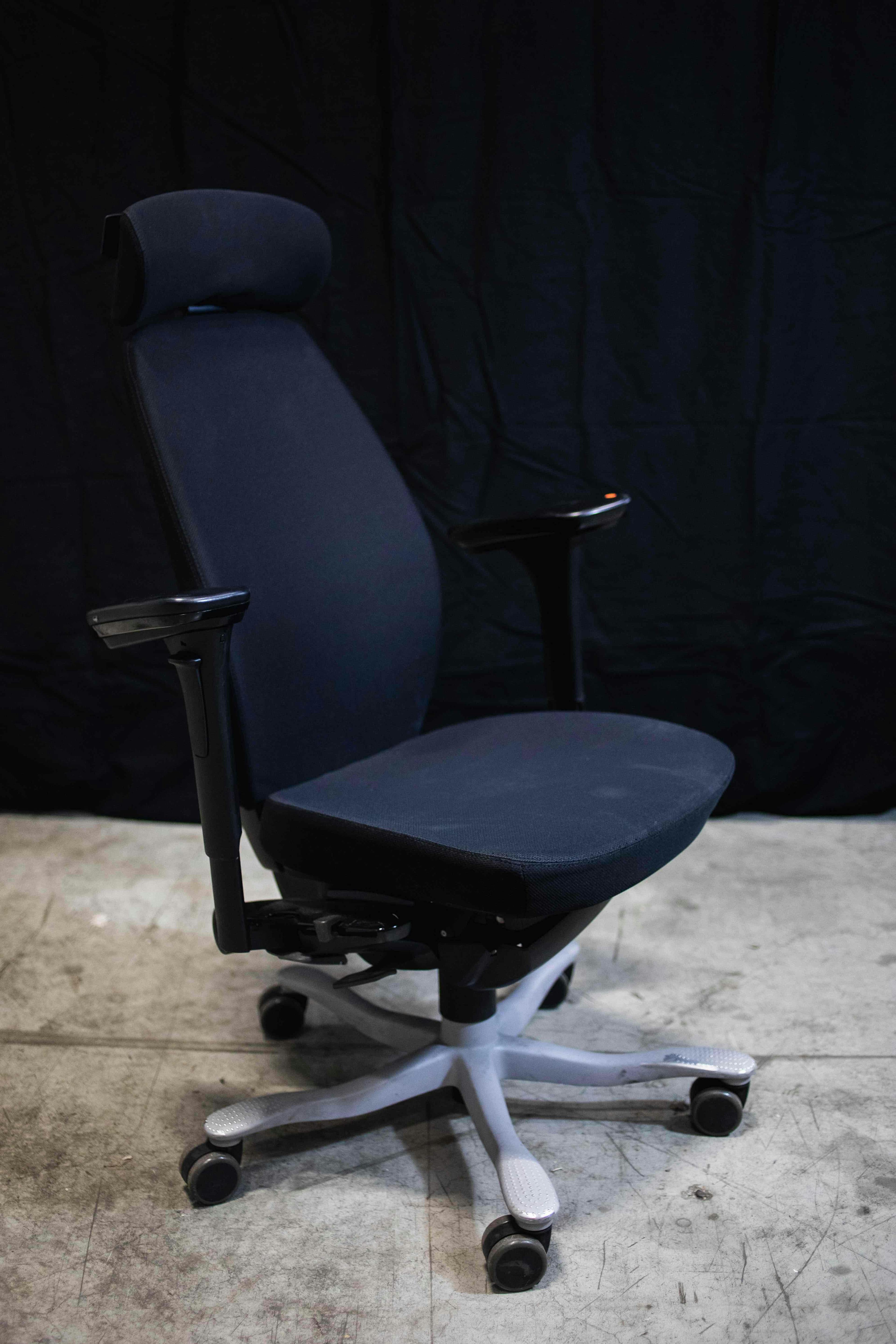 Black office chairs with headrest - Second hand quality "Office chairs with wheels" - Relieve Furniture - 1
