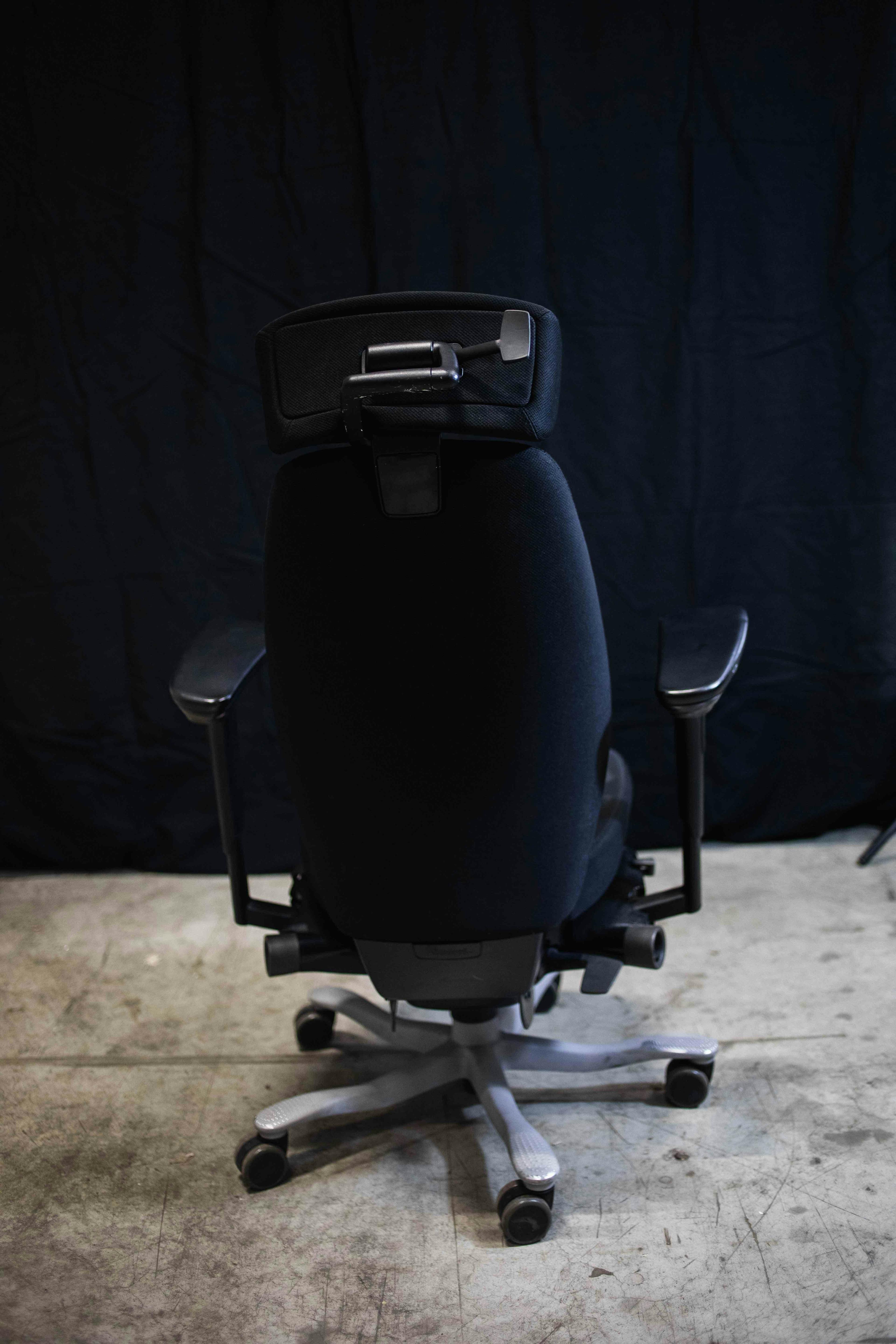Black office chairs with headrest - Second hand quality "Office chairs with wheels" - Relieve Furniture - 3