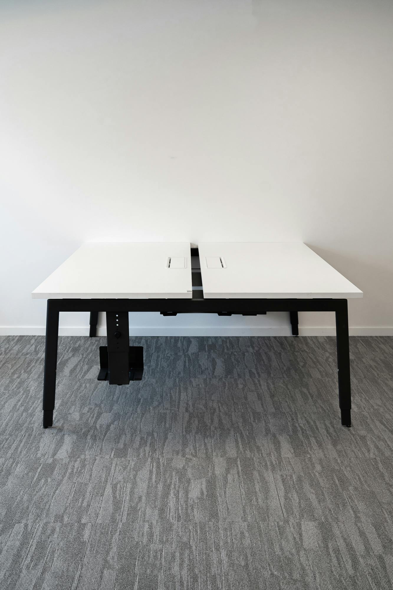 White duo desk  - Tweedehands kwaliteit "Bureaus" - Relieve Furniture - 1