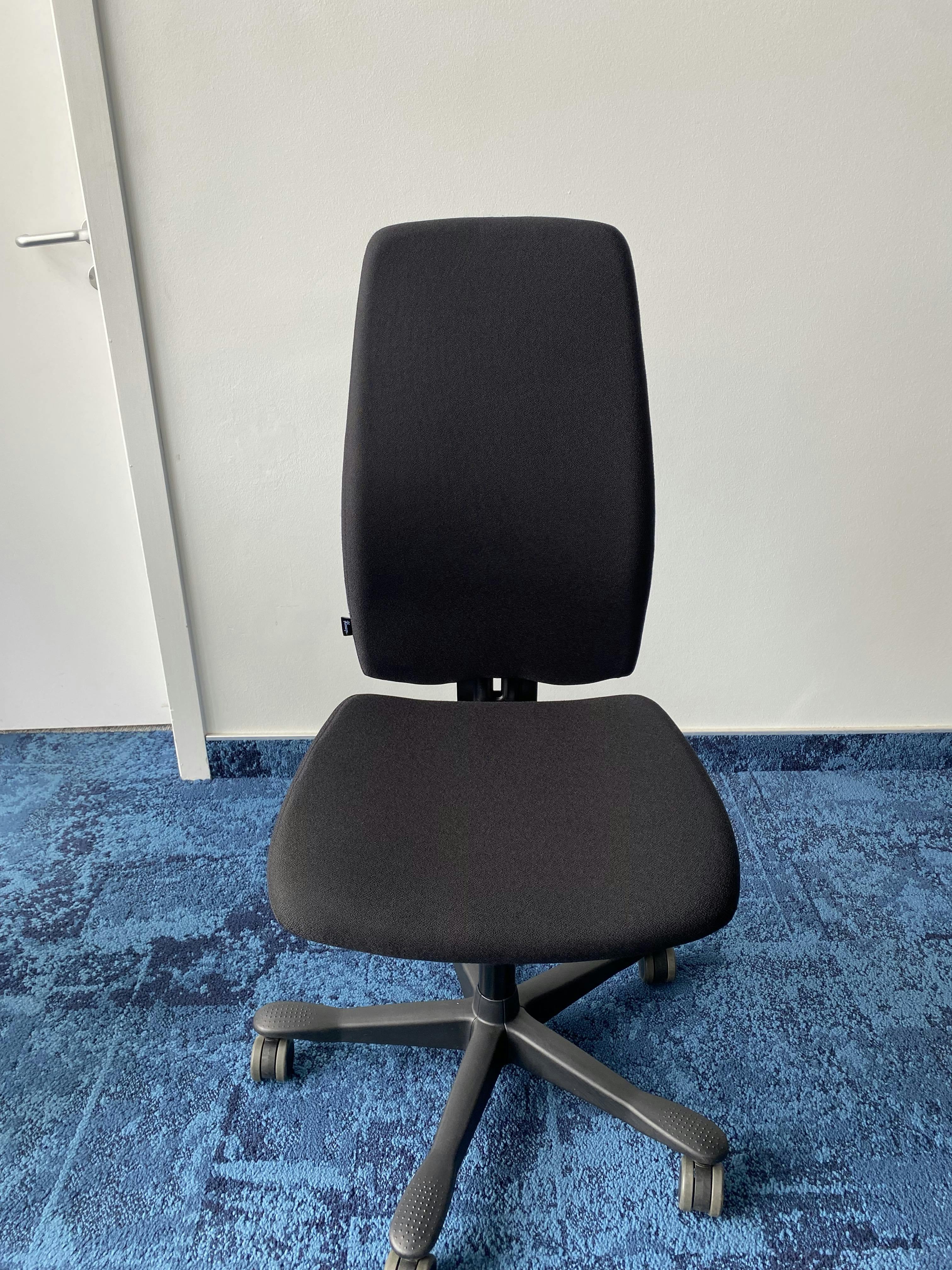 Black chair Kinnarps  - Second hand quality "Office chairs with wheels" - Relieve Furniture - 1