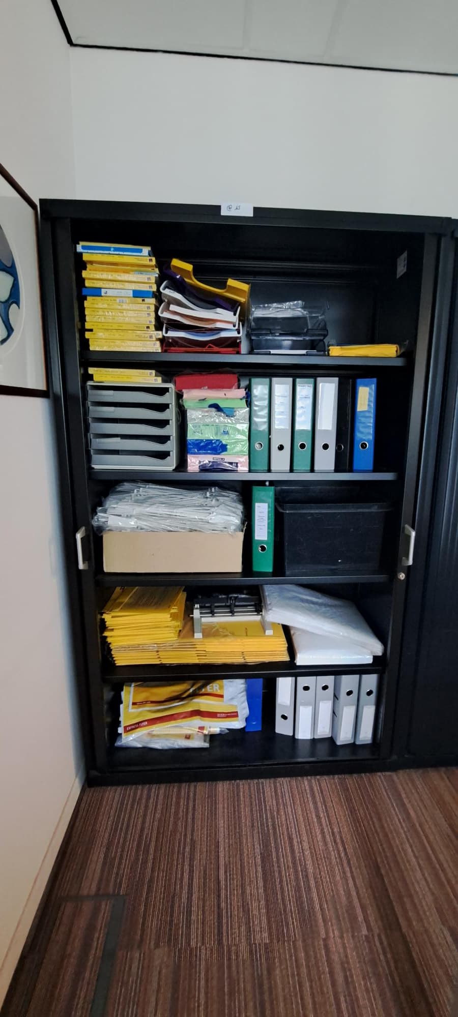 Hoge zwarte beklede kast 198Hx120Lx45l-1