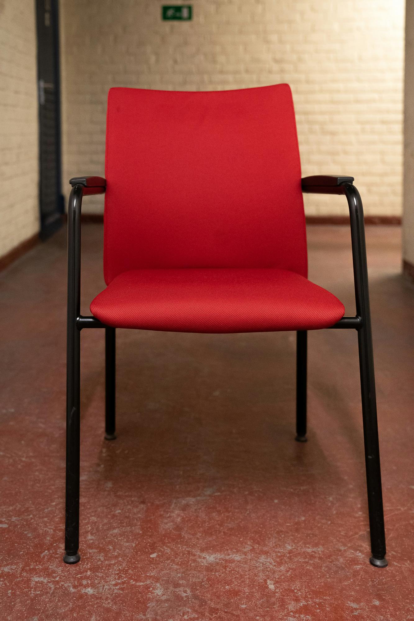 Red stacking chairs - Qualité de seconde main "Chaises" - Relieve Furniture