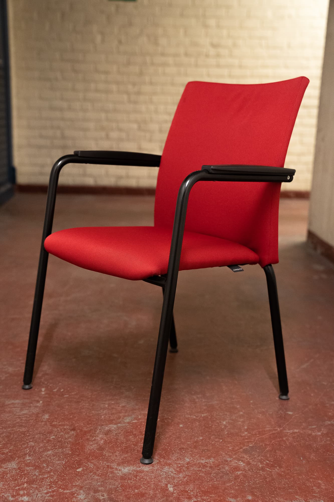 Chaises empilables rouges-1