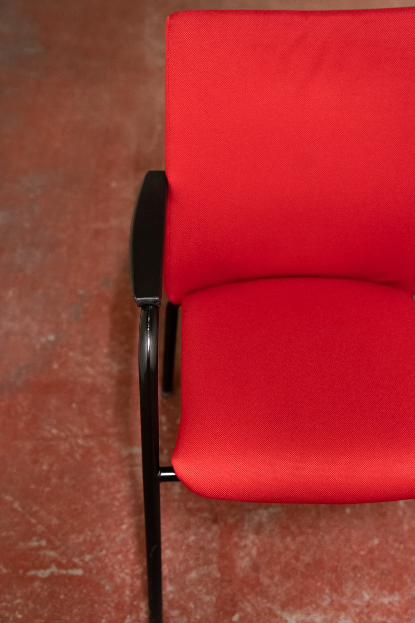 Chaises empilables rouges-2